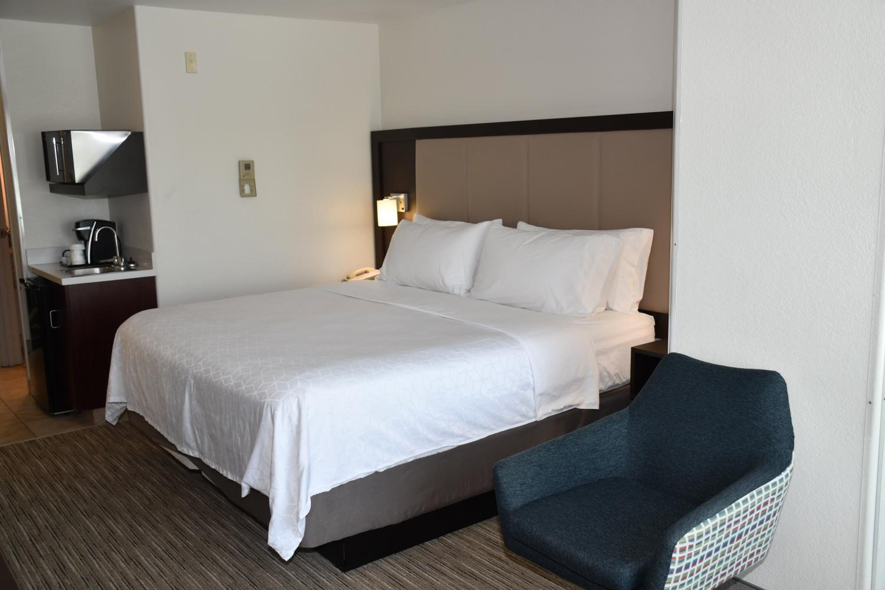 Standard King Room - Photo 4