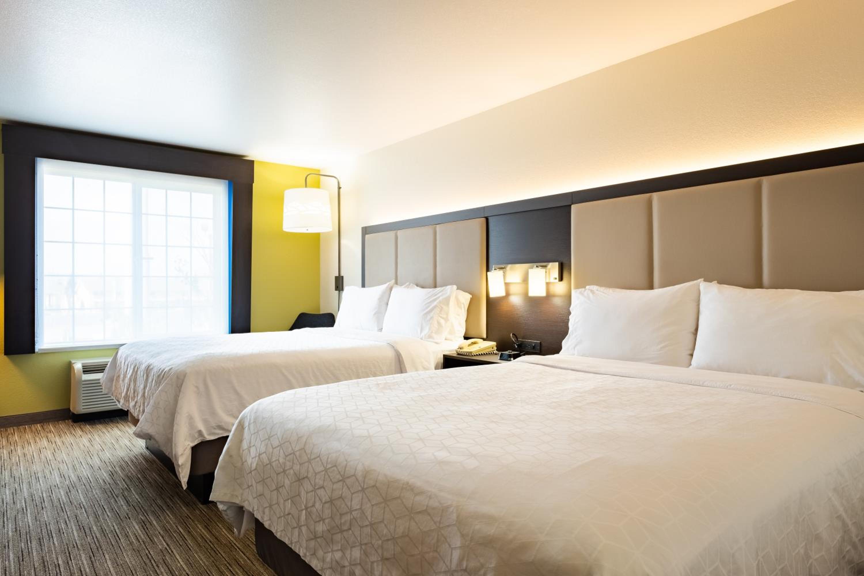 Standard Room with Two Queen Beds - Photo 4
