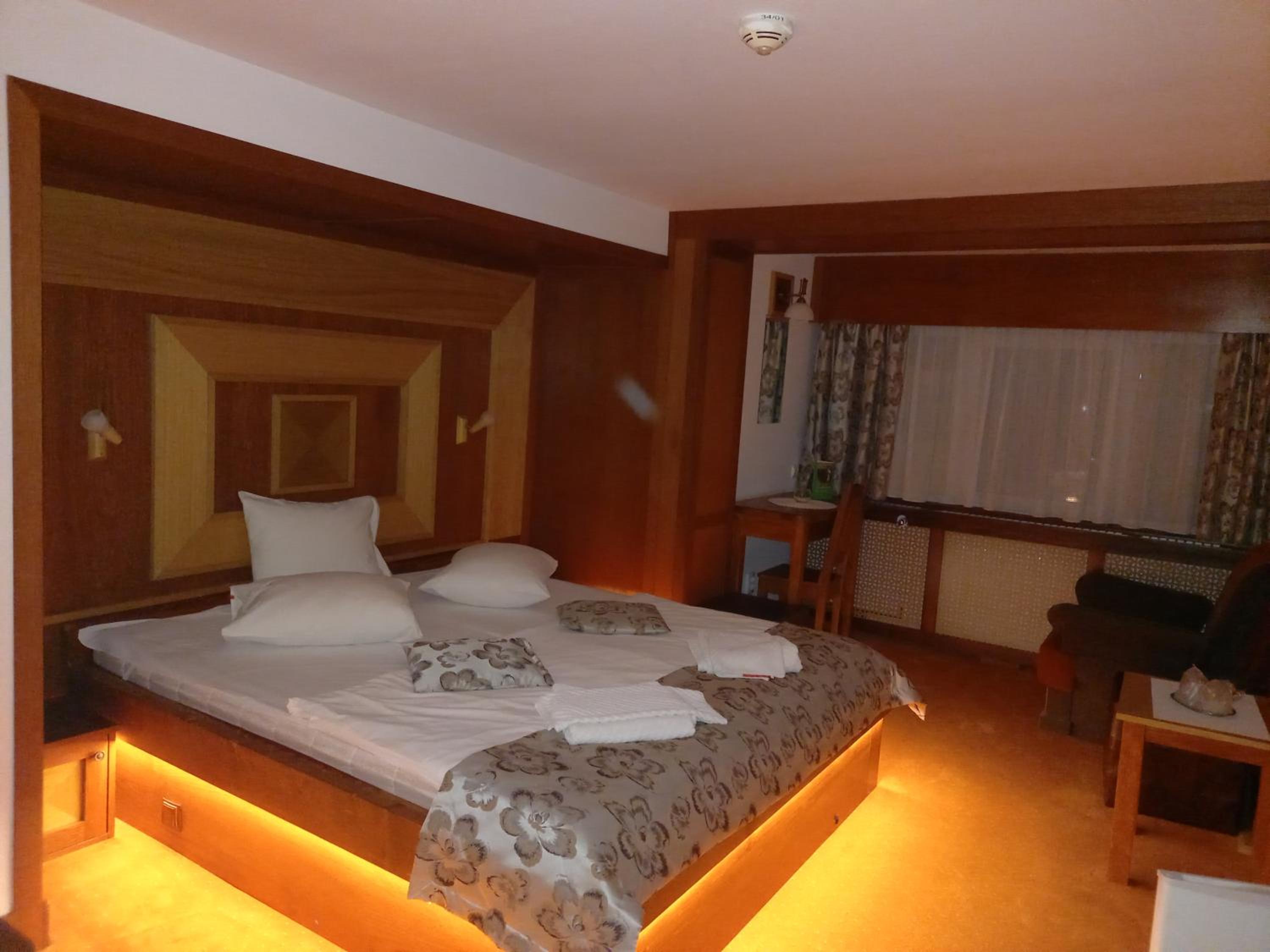 Queen Room photo 1