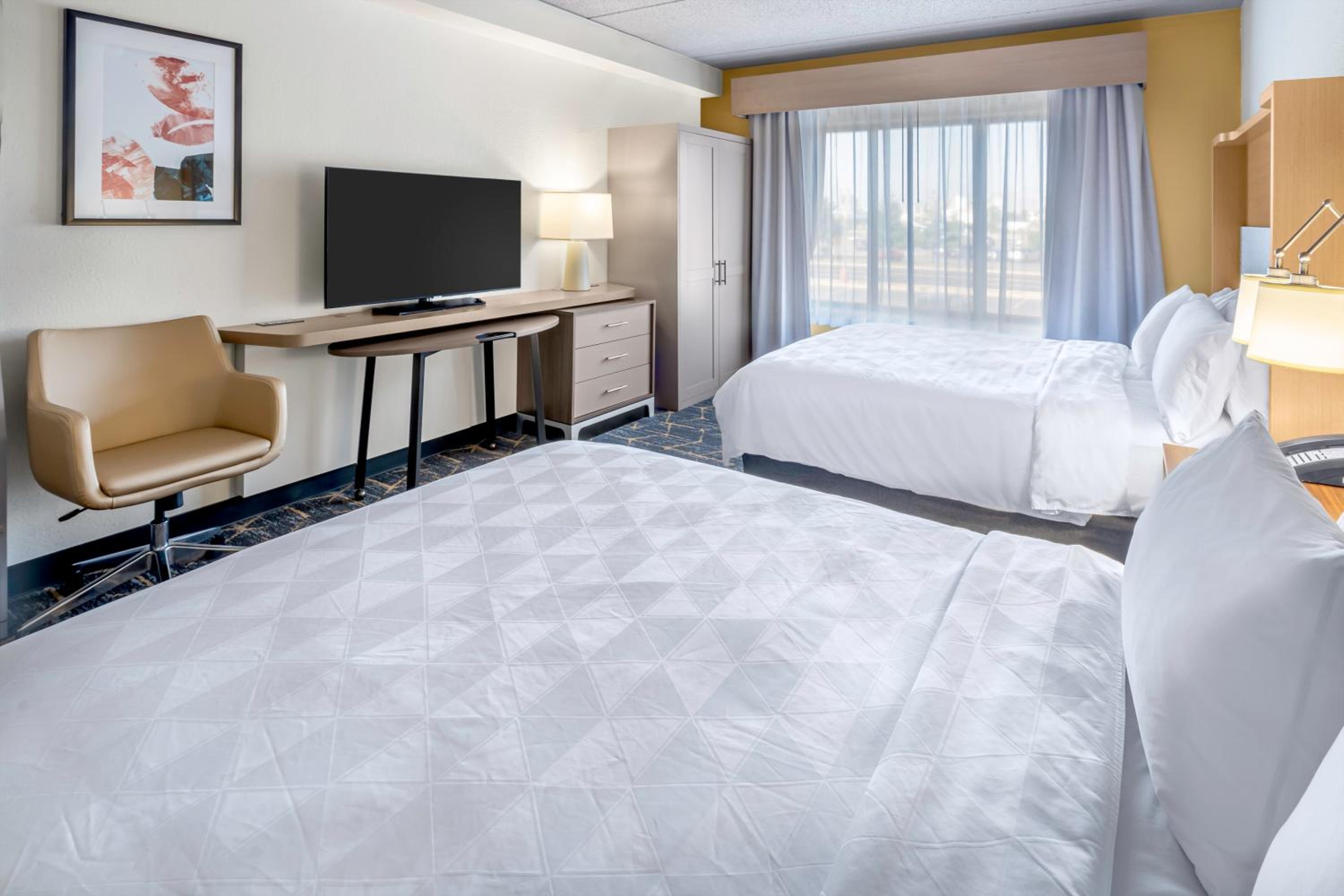 Standard Queen Room with Two Queen Beds - Photo 3