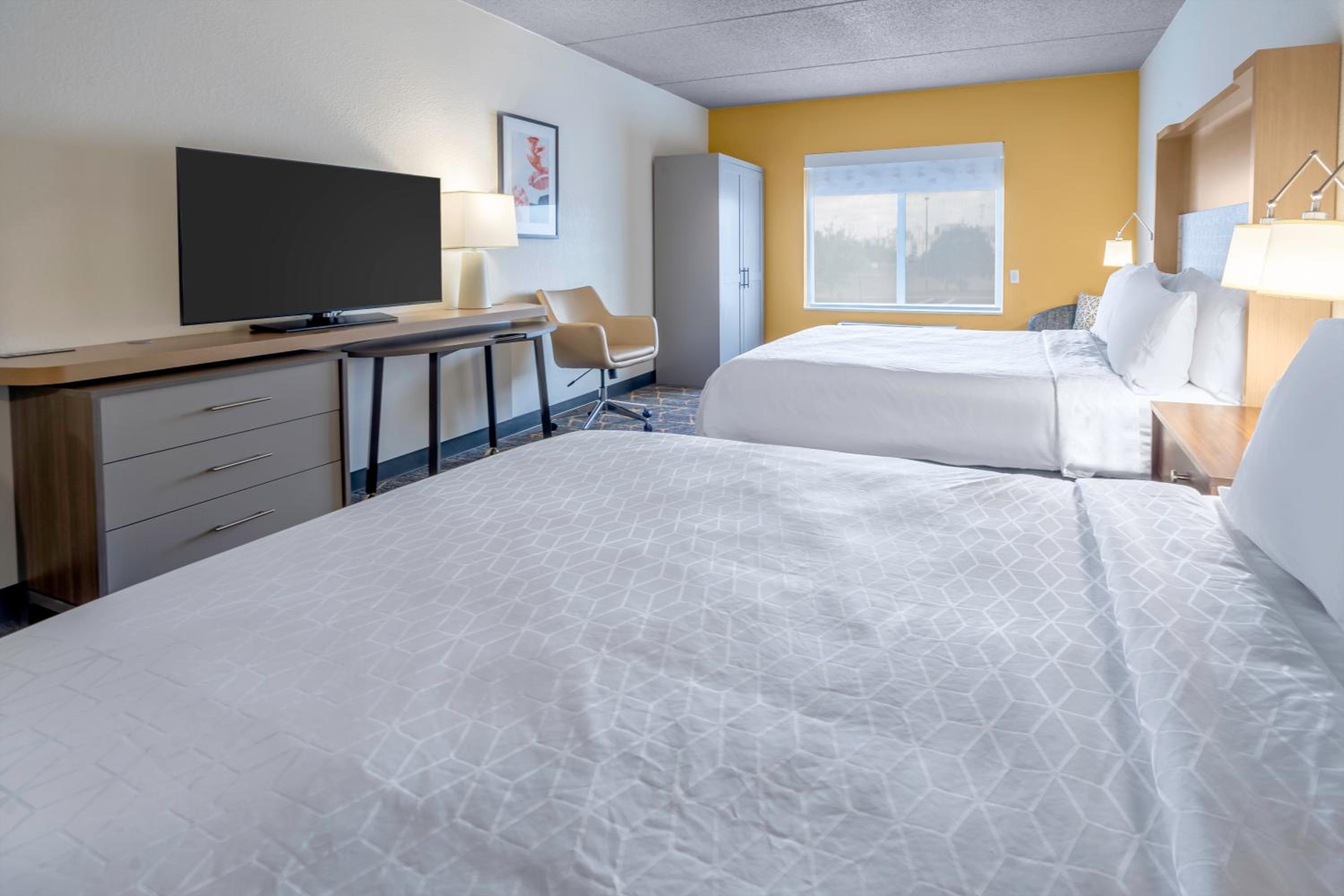 Standard Queen Room with Two Queen Beds - Photo 4