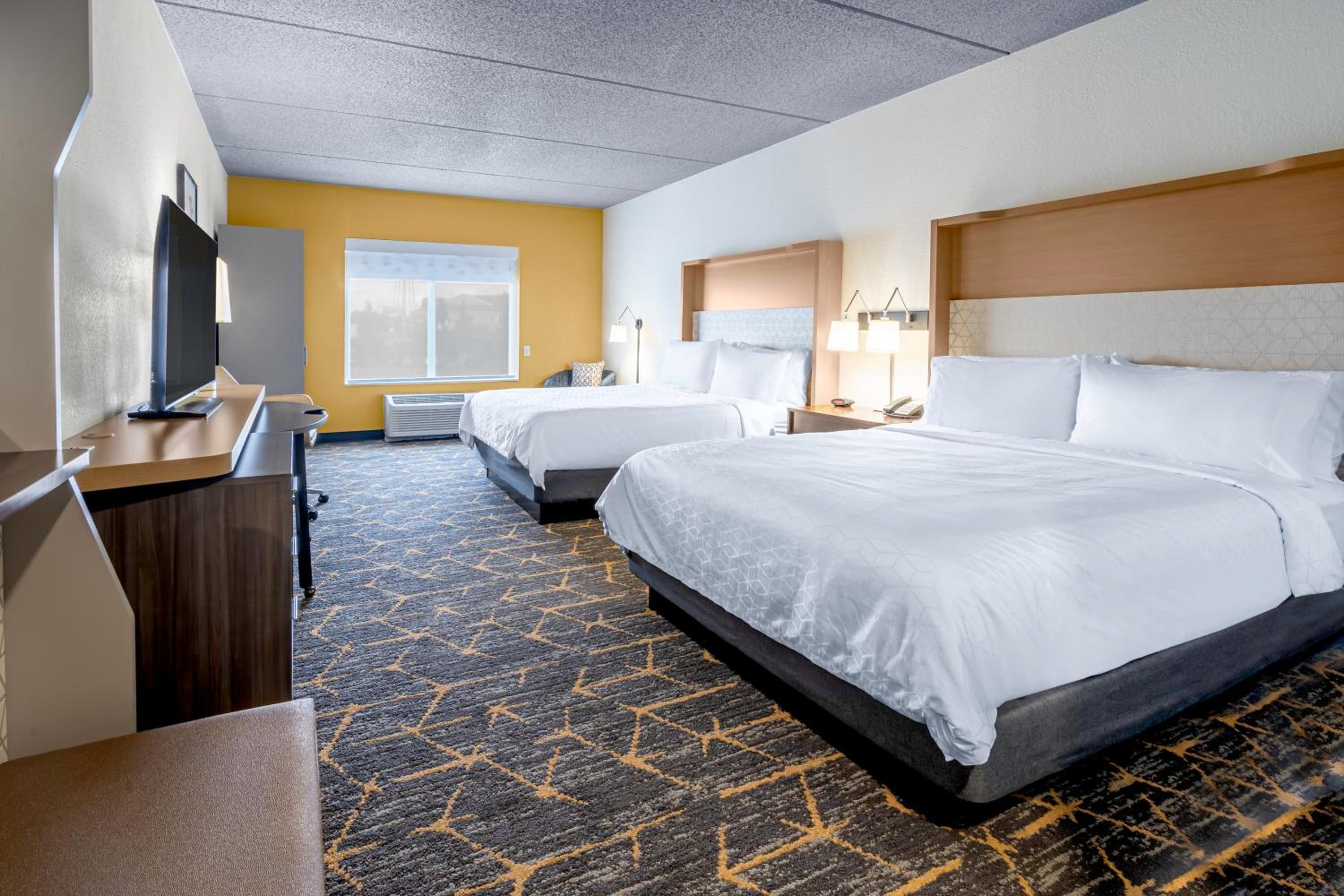Standard Queen Room with Two Queen Beds - Photo 6
