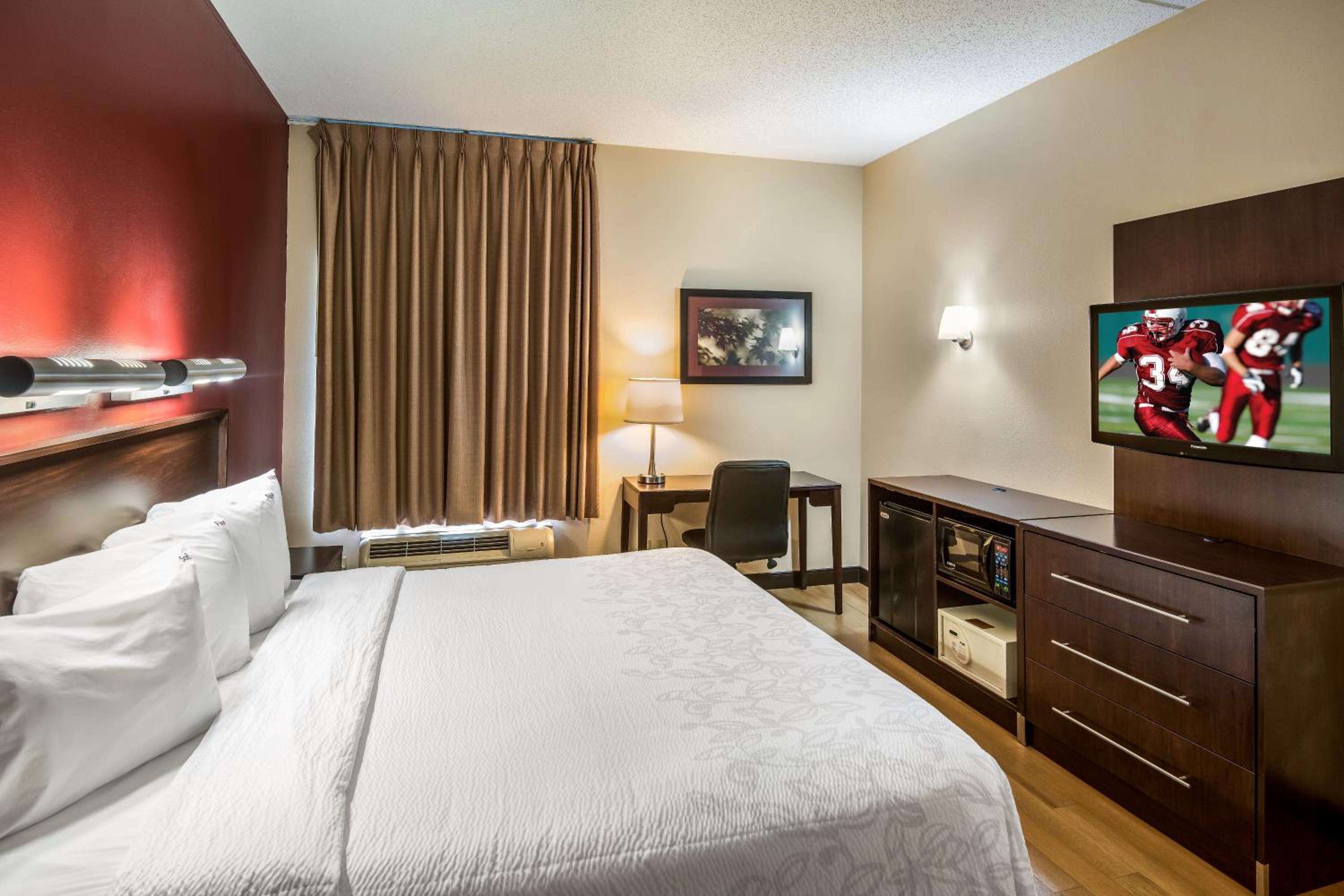 Superior King Room Disability Access Smoke Free - Photo 2