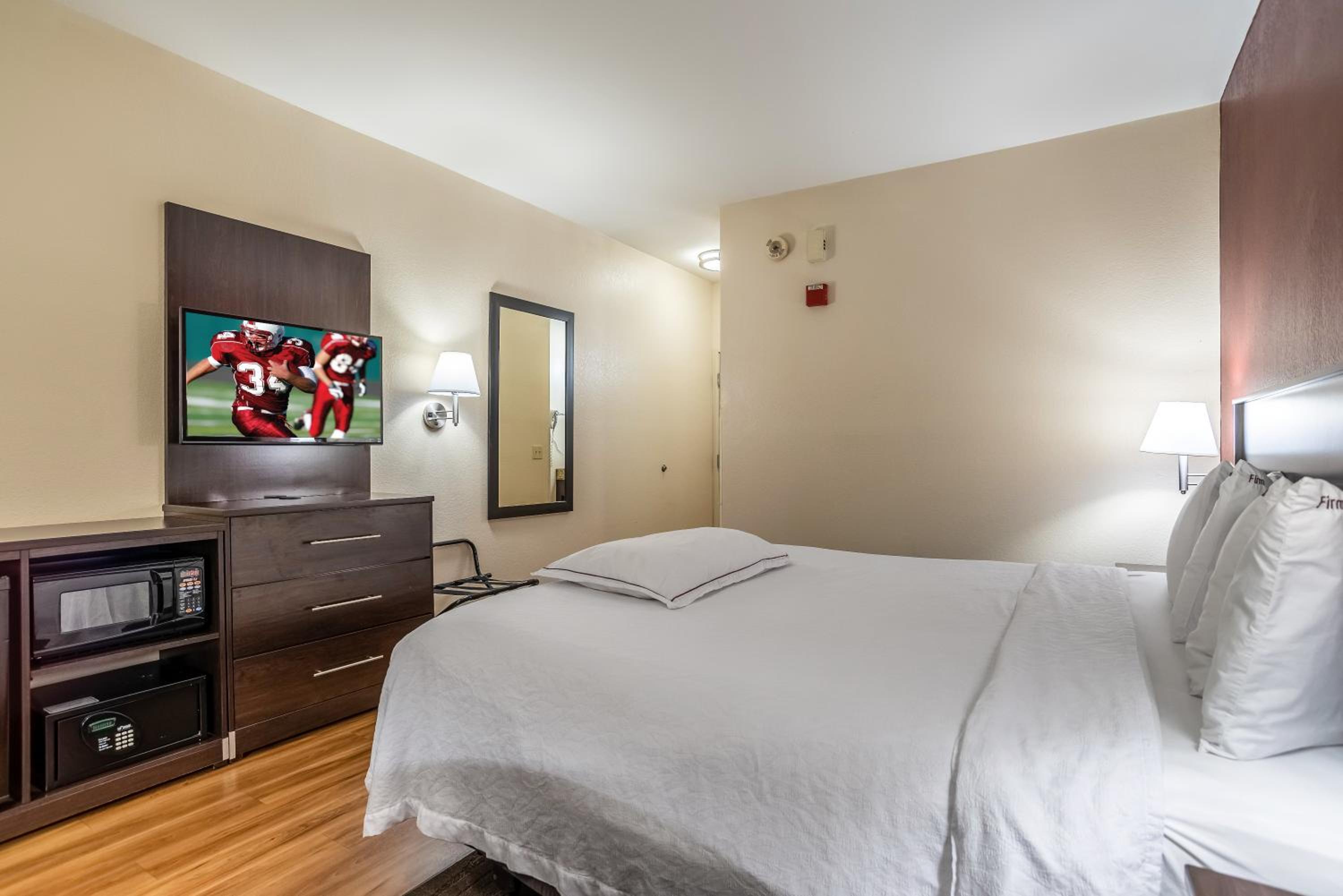 Premium Queen Room with One Queen Beds Disability Access Roll-In Shower Smoke Free (Upgraded Bedding and Snack Box) photo 2