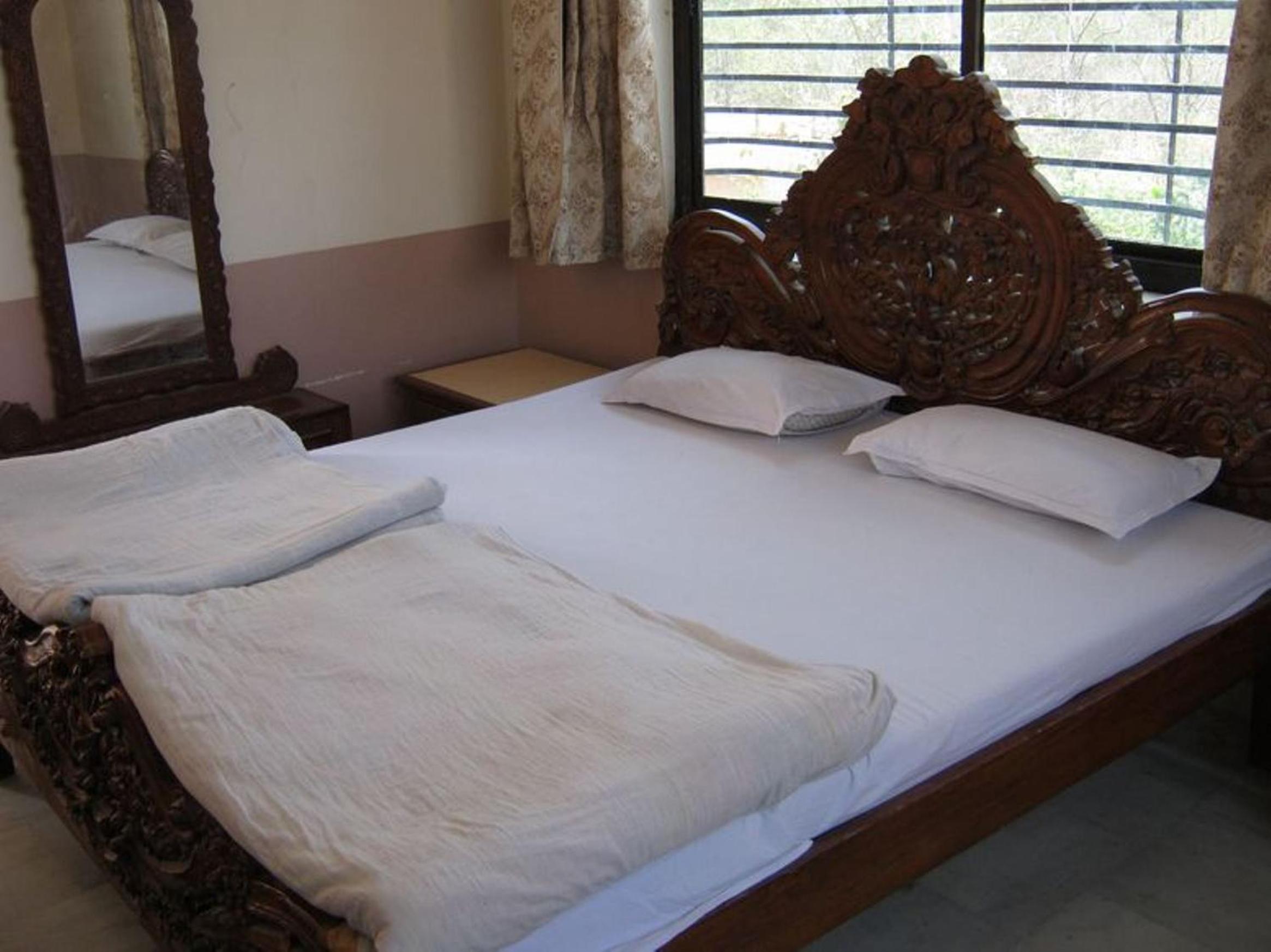 Deluxe Double Bed Room with Fan photo 1