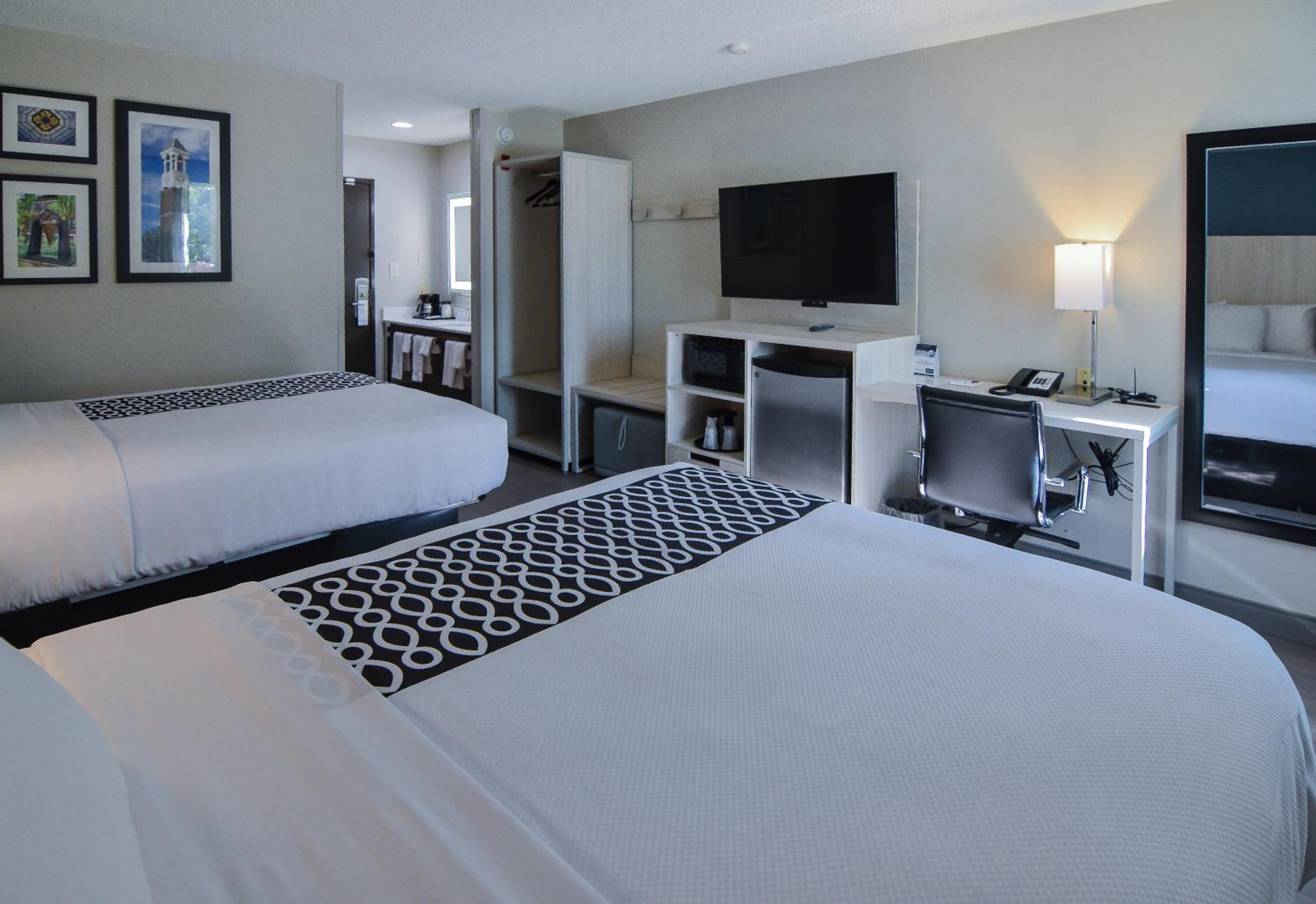 Queen Room with Two Queen Beds - Photo 2