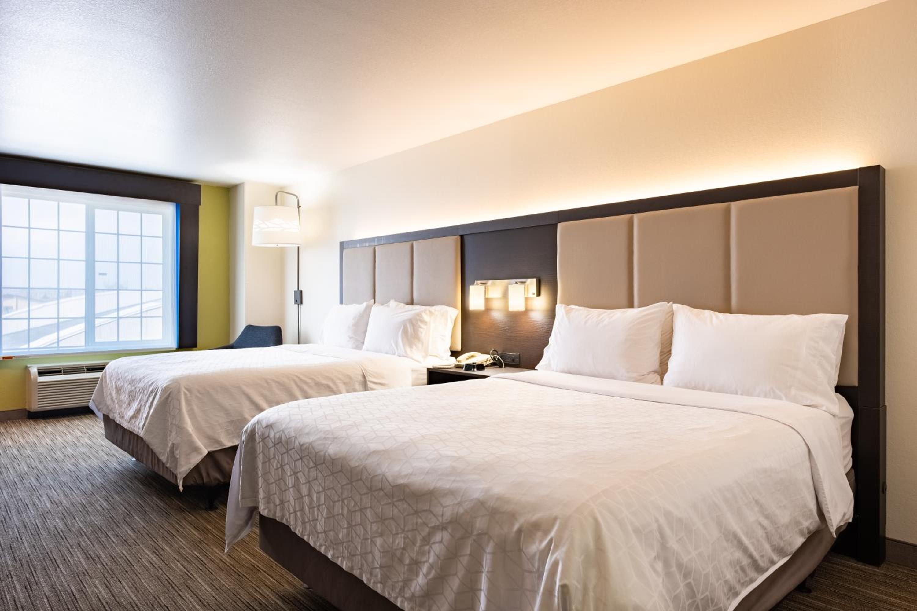 Standard Room with Two Queen Beds - Communications Accessible Tub - Photo 1