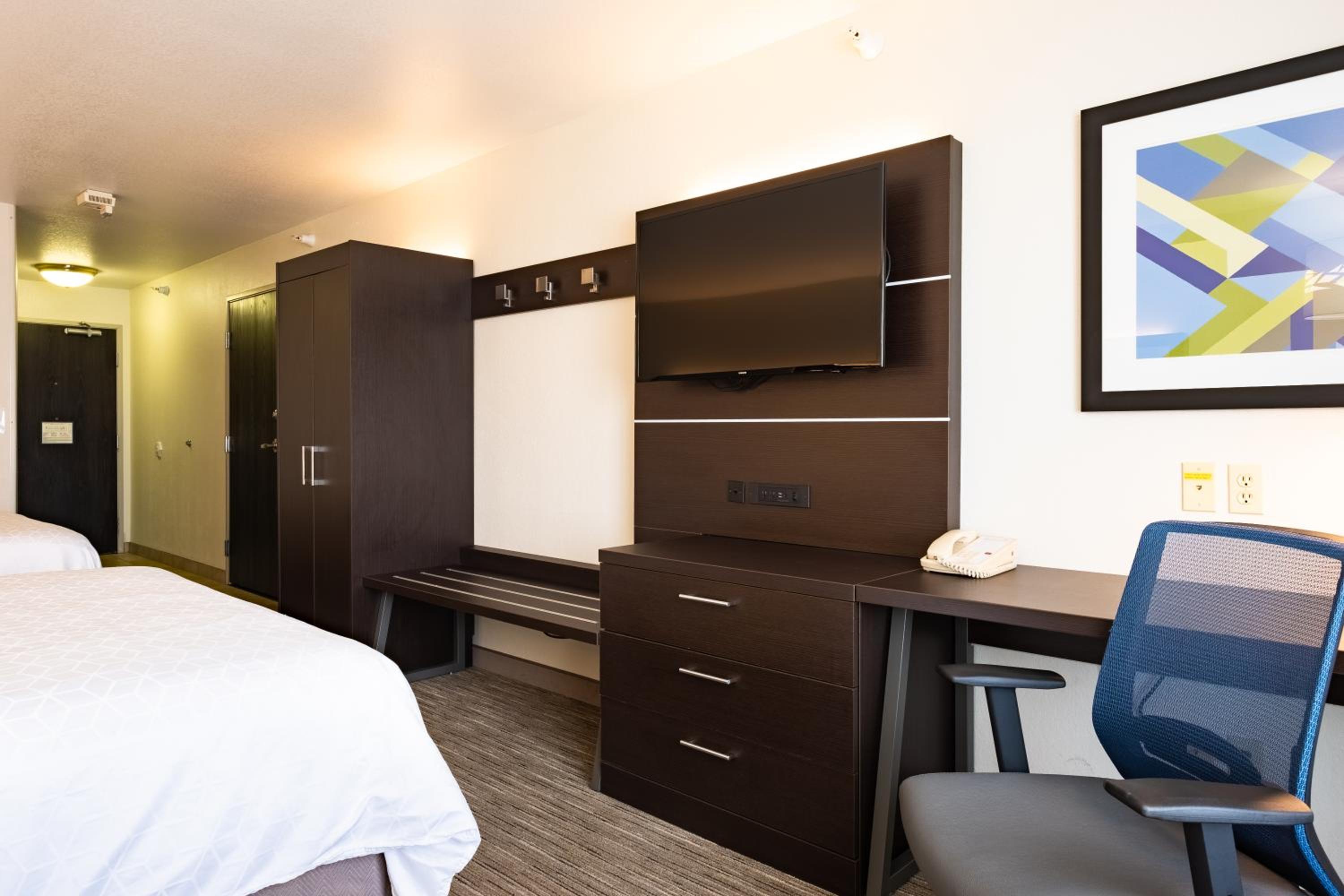 Standard Room with Two Queen Beds - Communications Accessible Tub - Photo 2