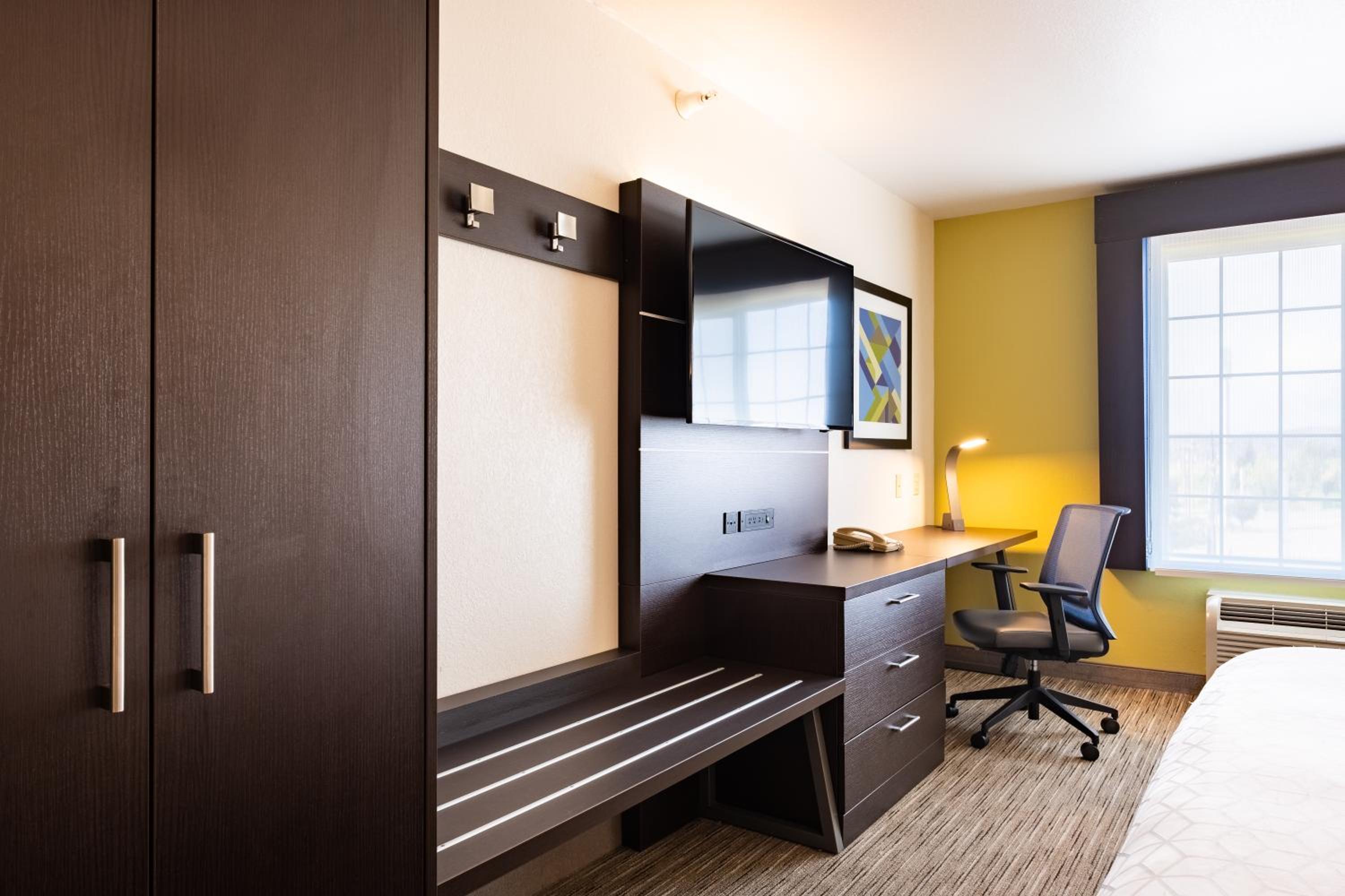 Standard King Room - Photo 5