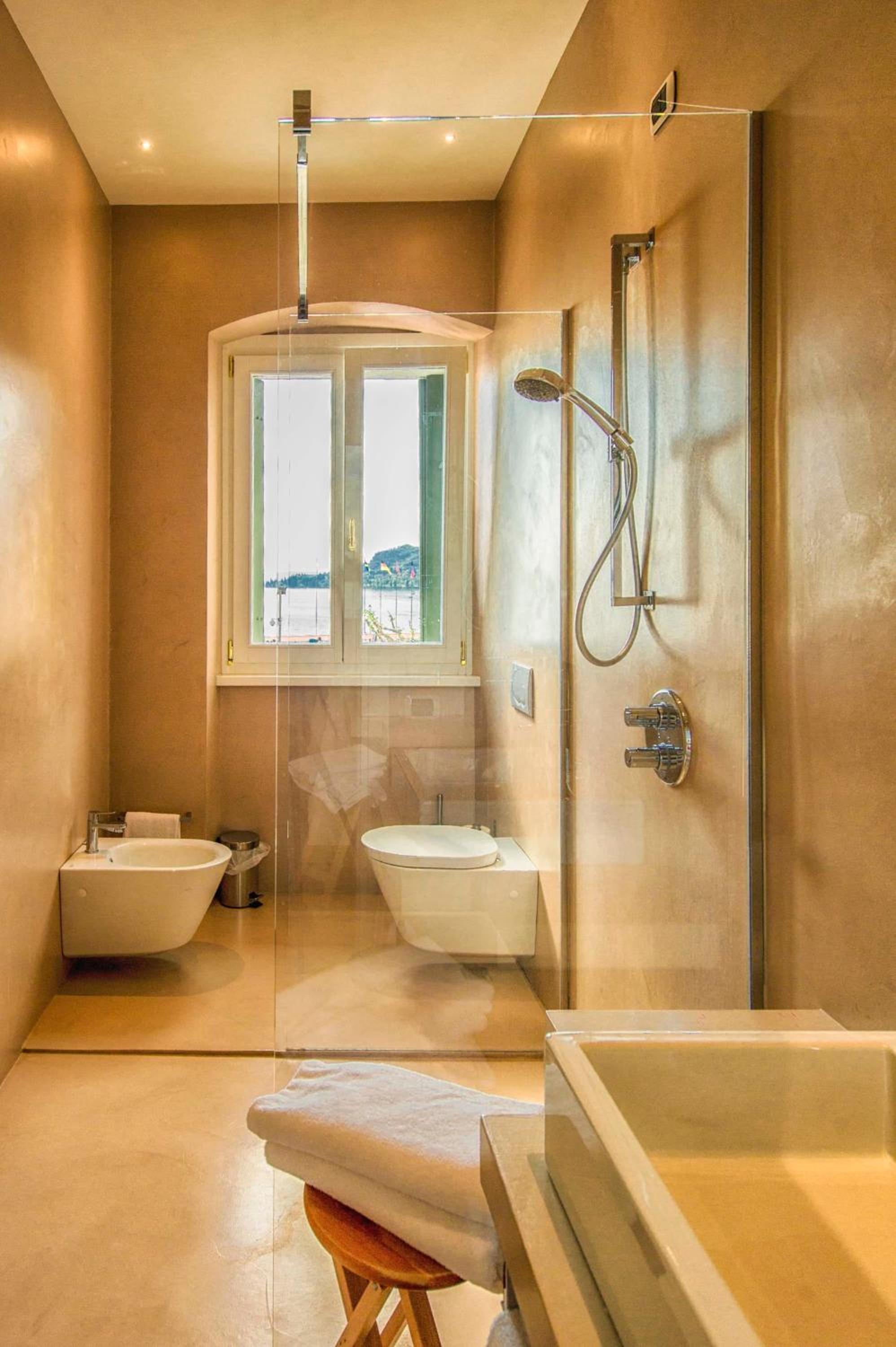 Double or Twin Room with Lake View - Photo 4