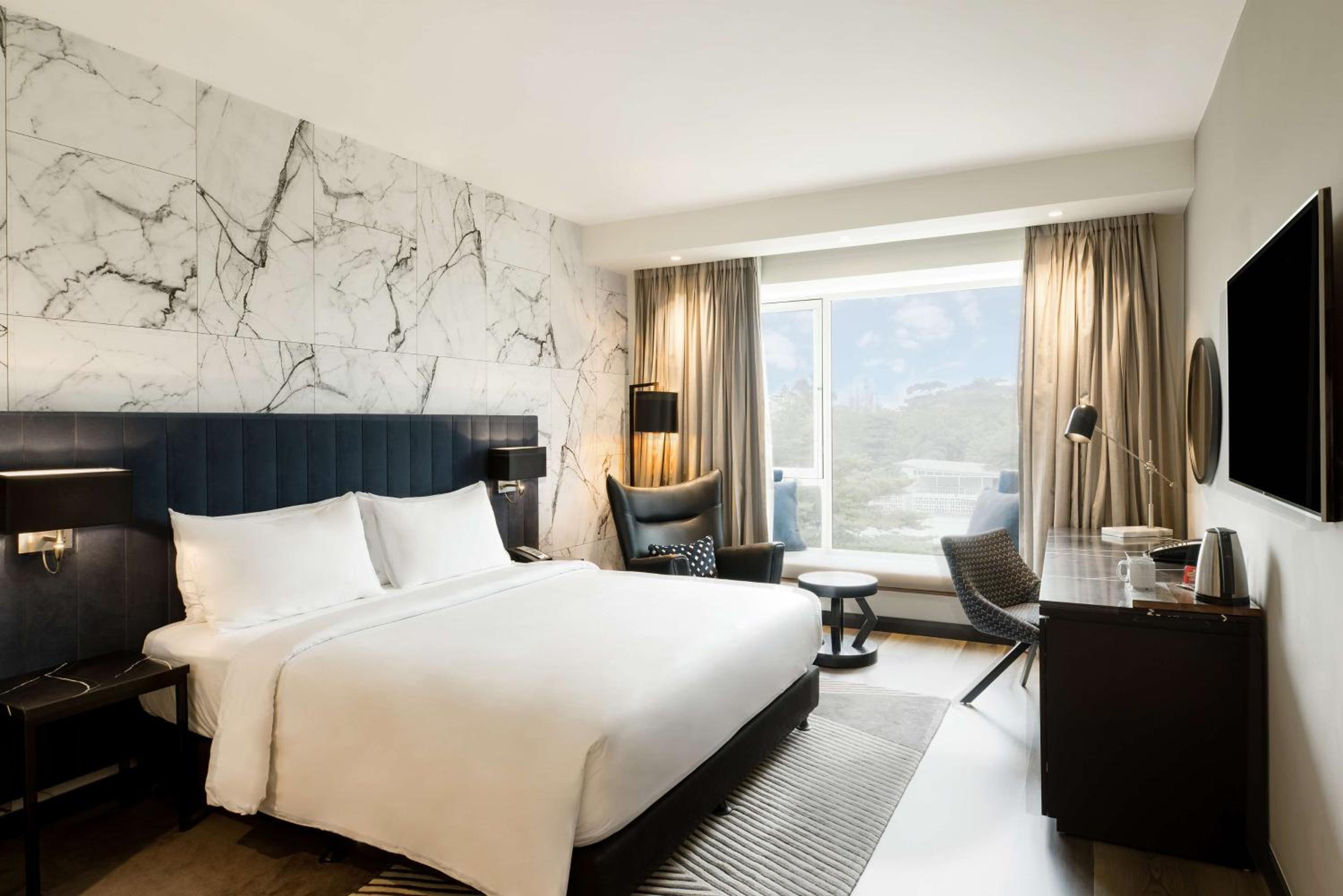 Premium Room with City View and Lounge Access - Photo 5