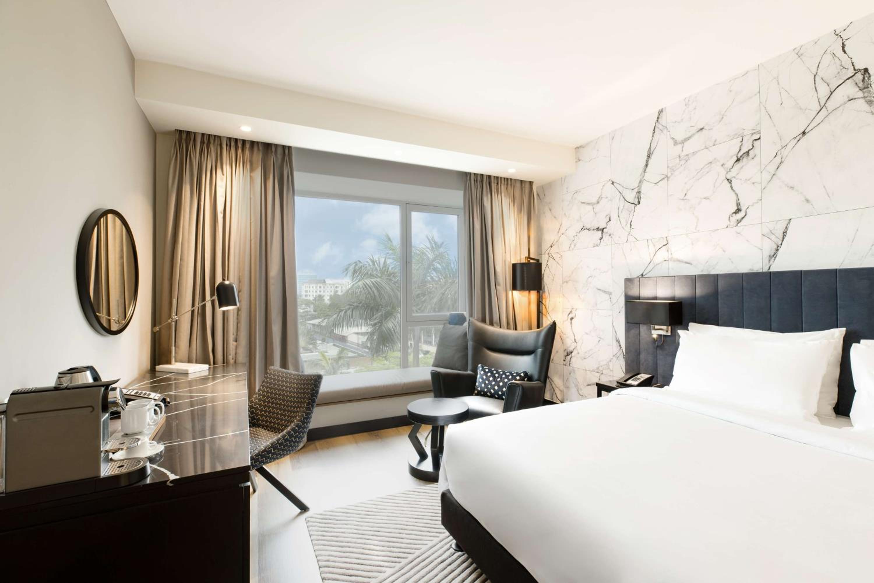 Premium Room with City View and Lounge Access - Photo 4