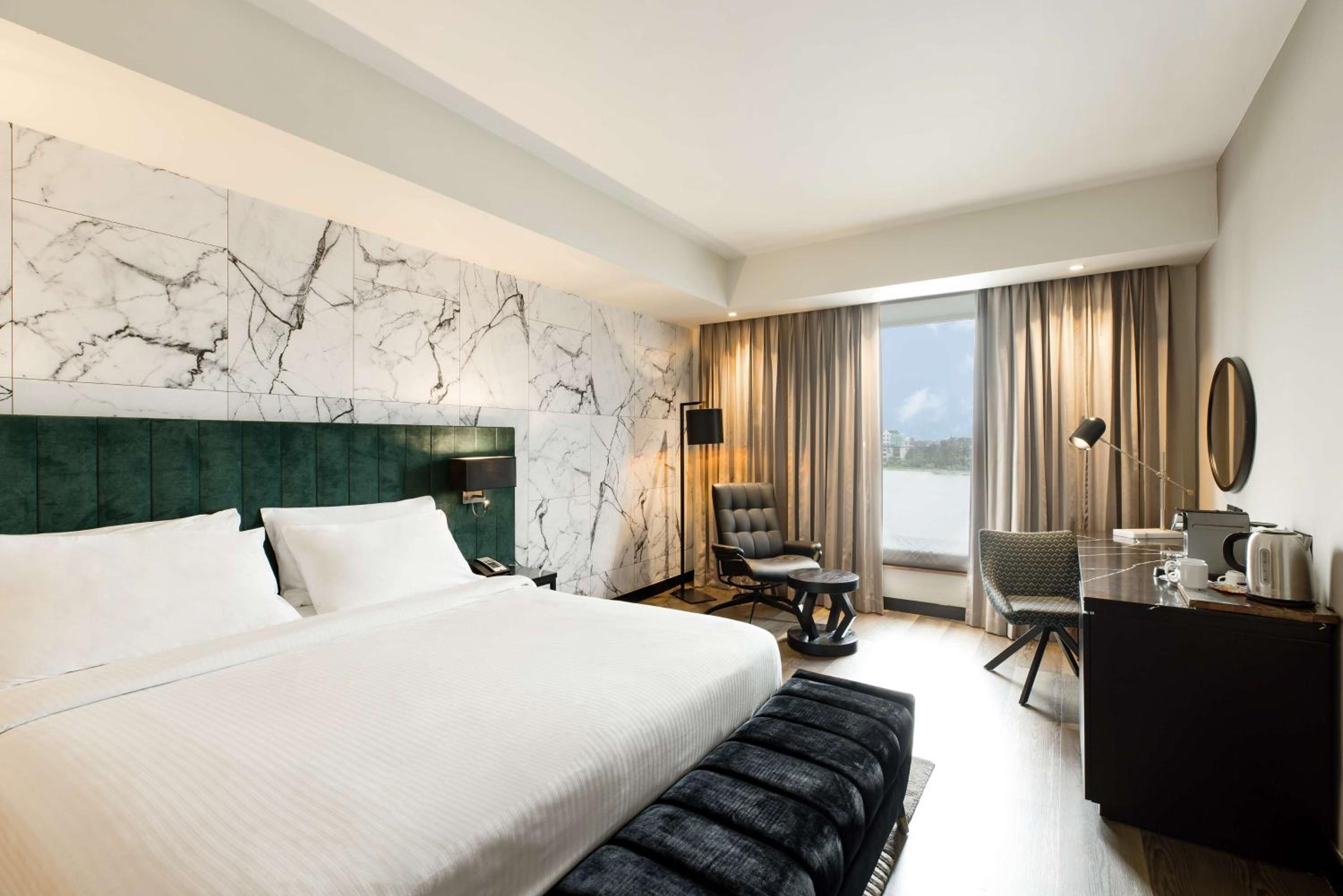 Premium Room with Lagoon View - Photo 4
