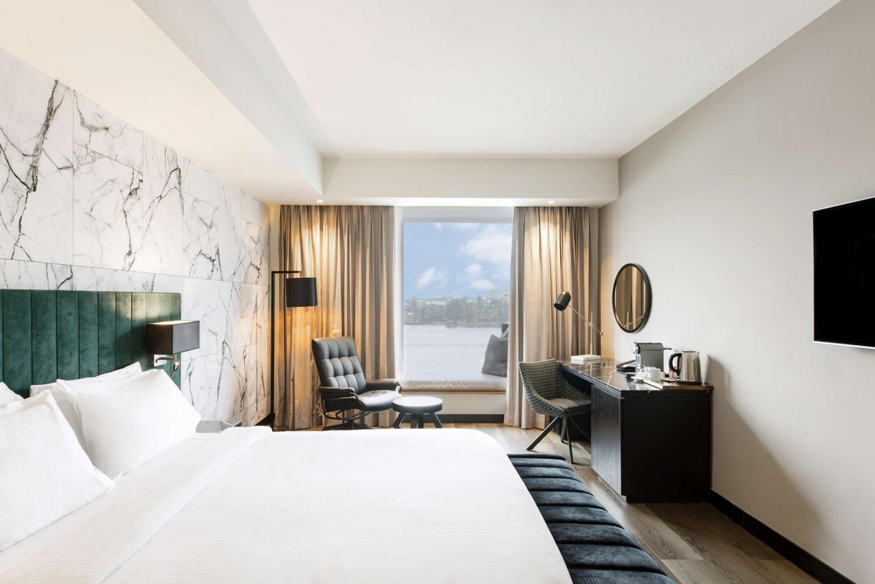 Premium Room with Lagoon View - Photo 5