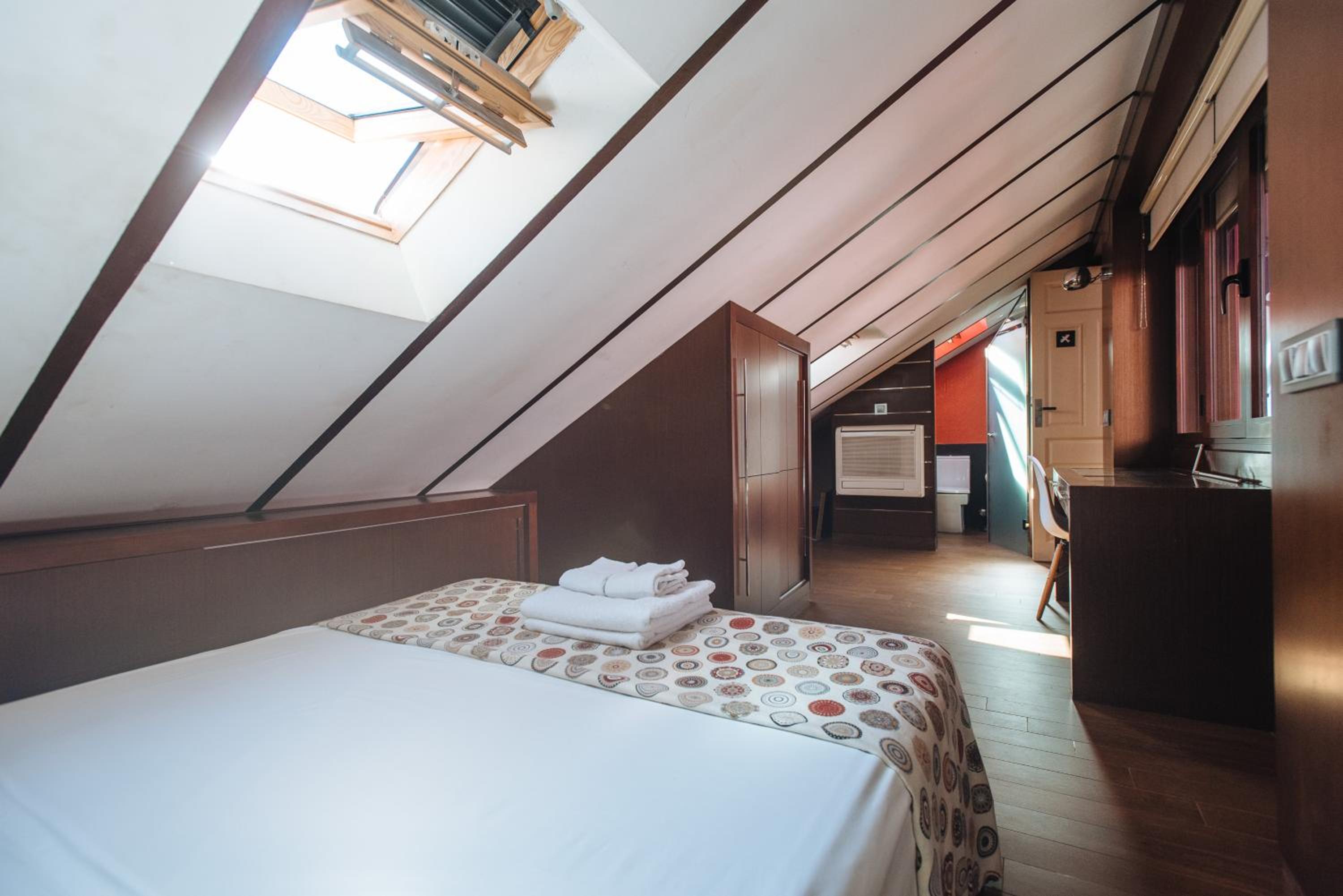 Deluxe Family Room with Private Bathroom - Photo 3