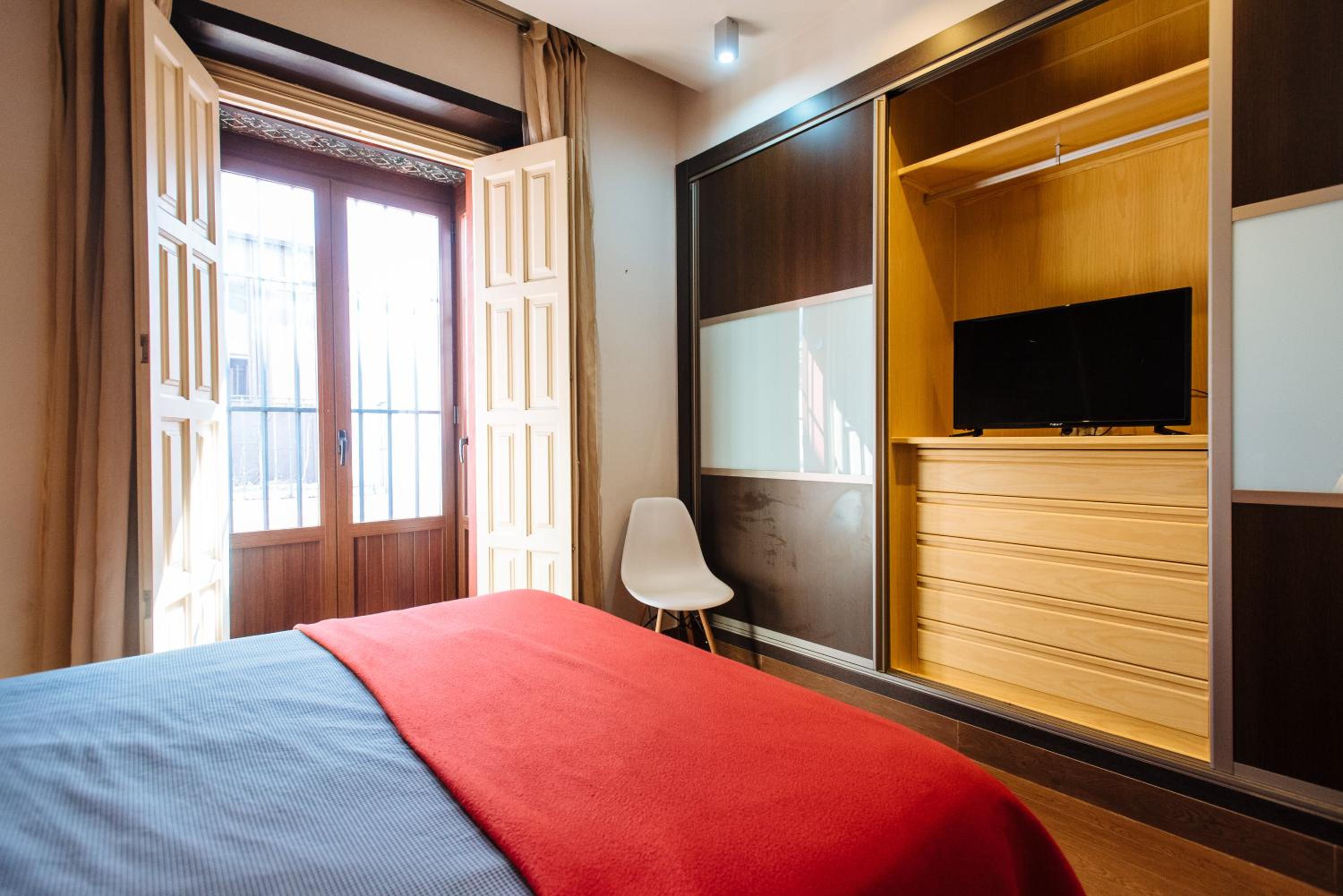 Superior Double Room with Ensuite Bathroom - Photo 3