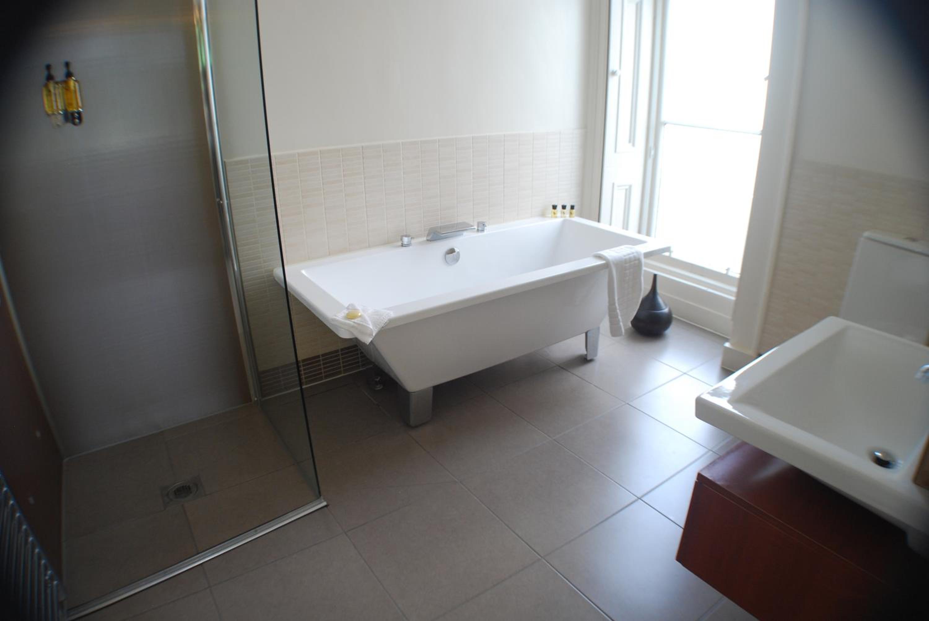 Four-Poster Suite - Photo 13