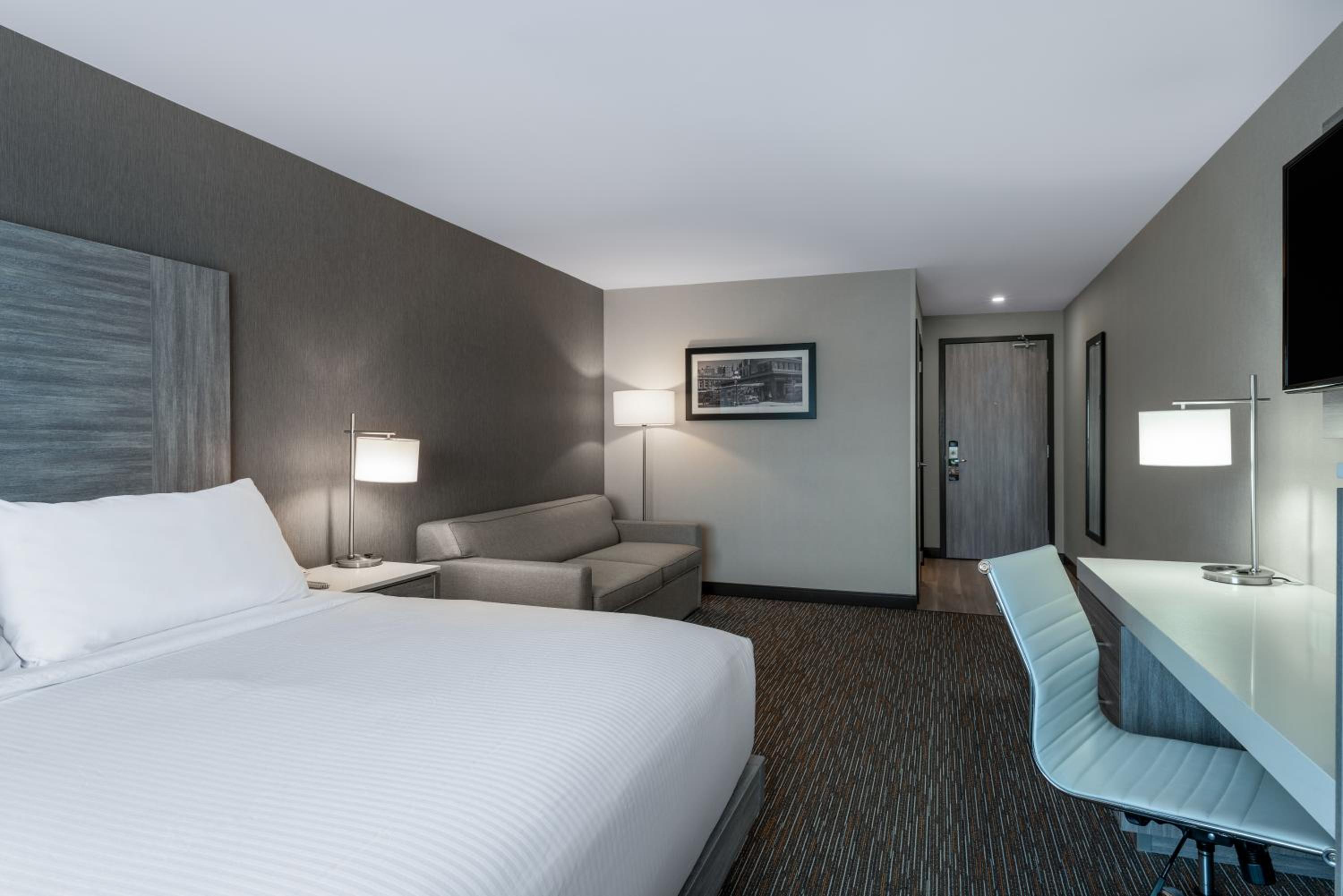 Deluxe King Room - Non-Smoking - Photo 2