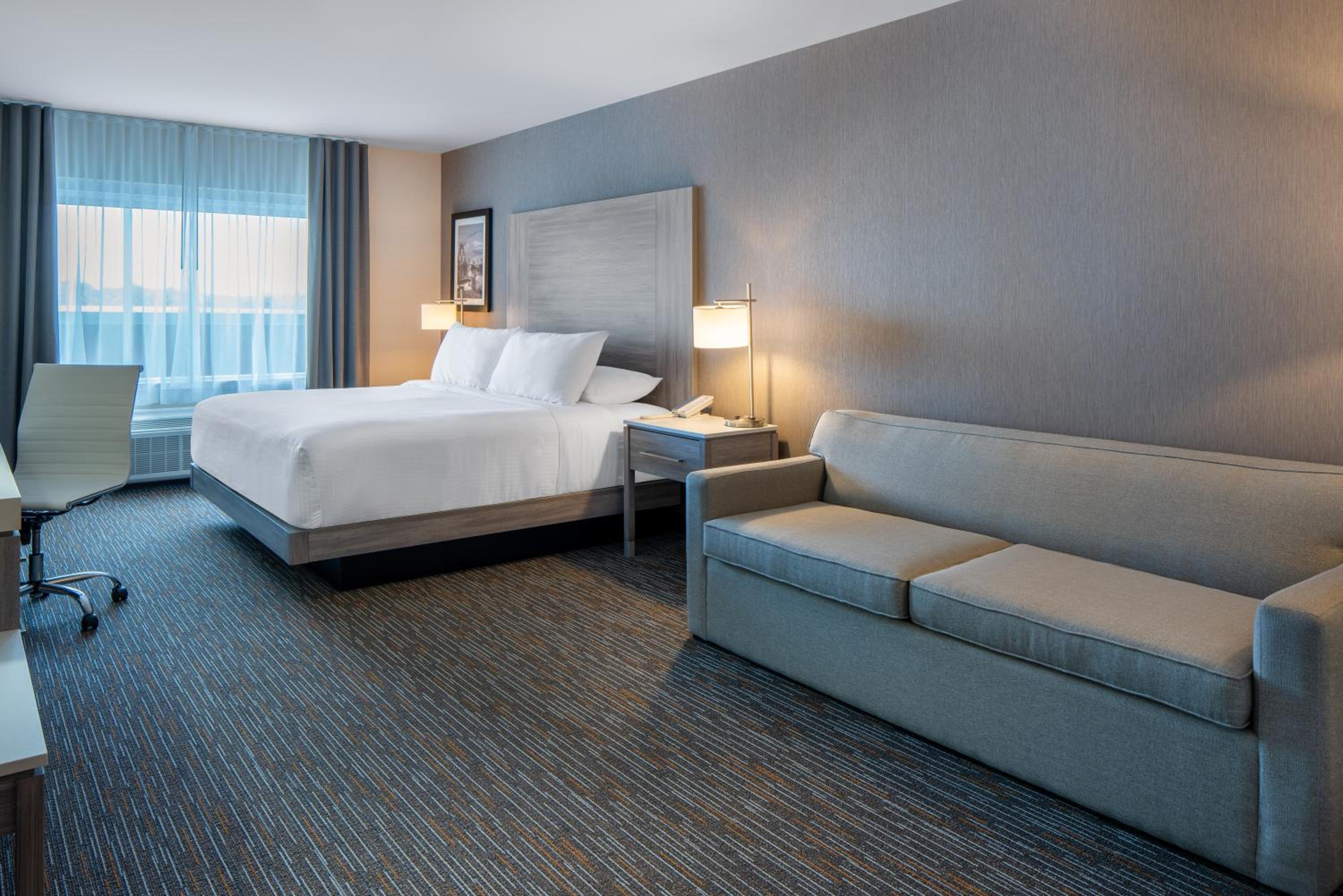 Deluxe King Room - Non-Smoking - Photo 1