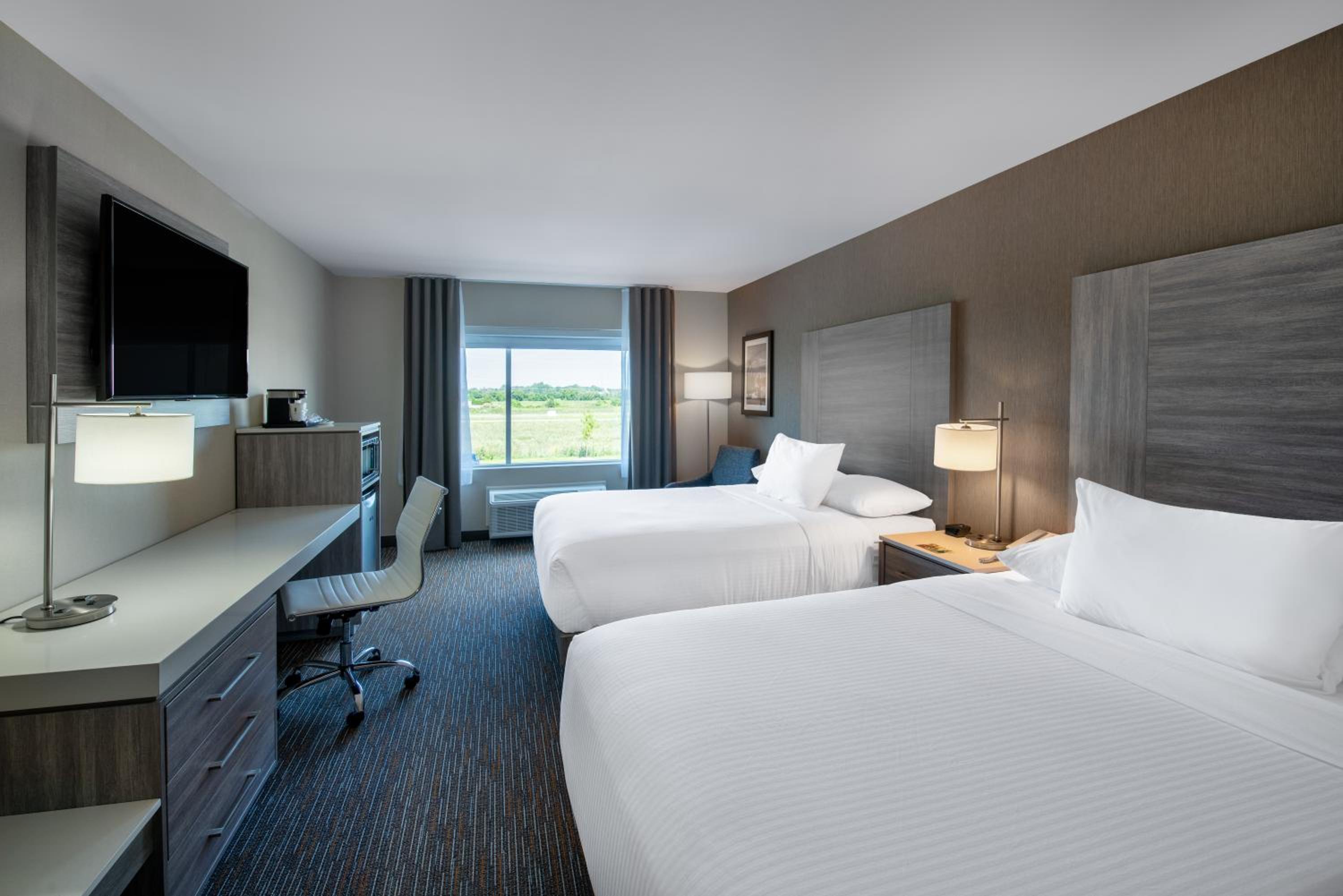 Deluxe Queen Room with Two Queen Beds - Non-Smoking - Photo 1