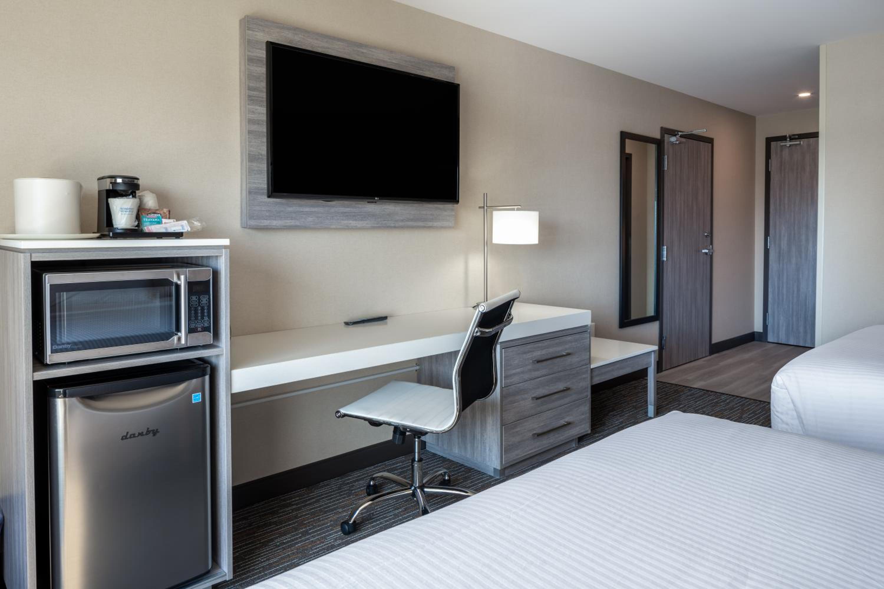 Queen Room with Two Queen Beds - Non-Smoking - Photo 2
