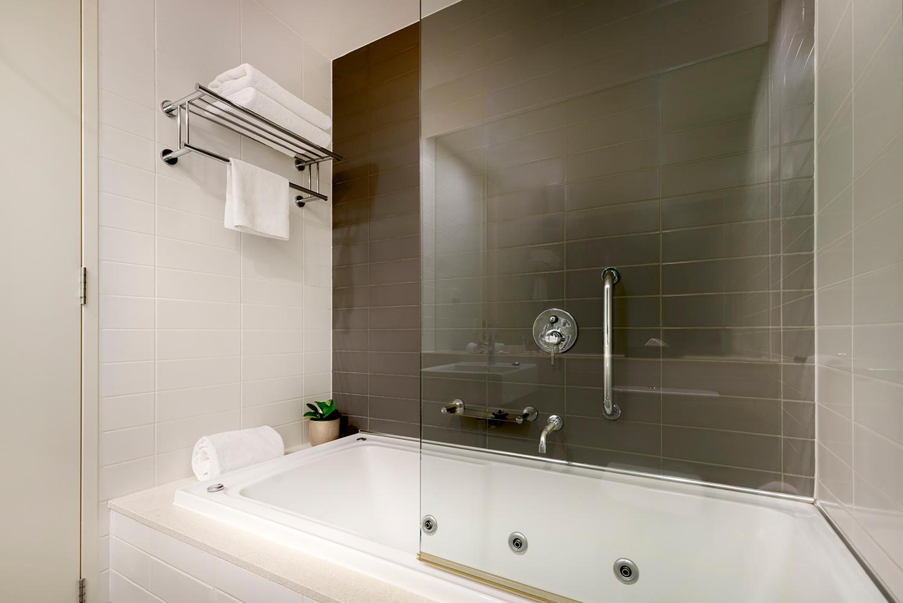 Deluxe King Suite with Spa Bath - Photo 2