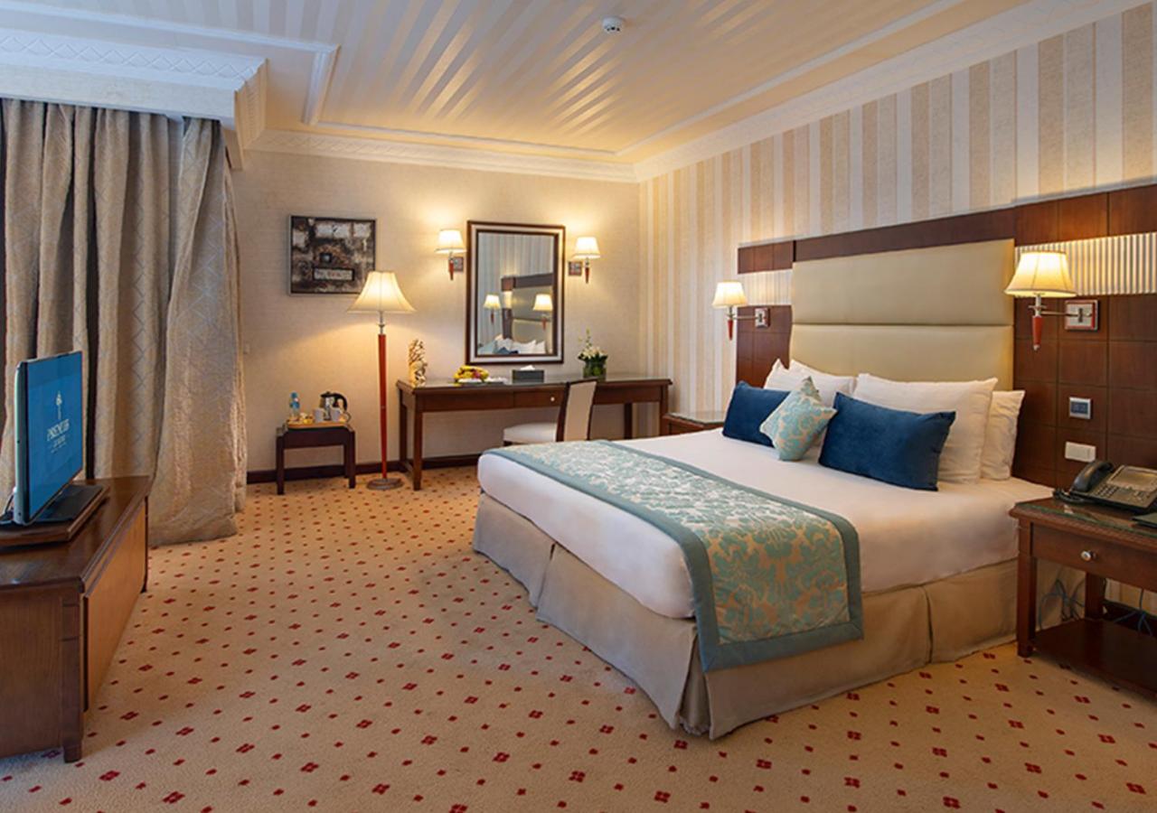 Jacuzzi Suite Sea and Pool View with VIP Package - Photo 3