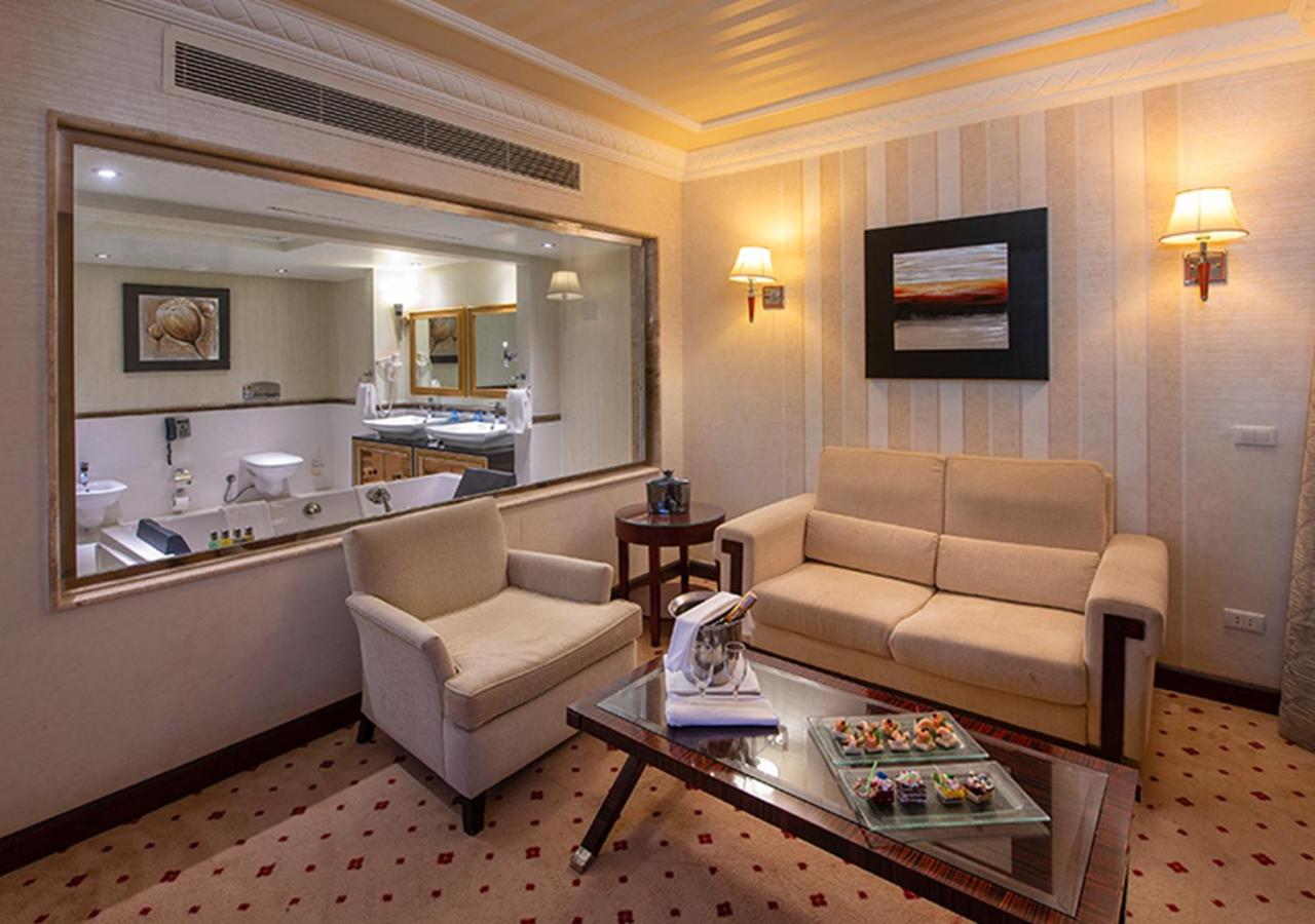 Jacuzzi Suite Sea and Pool View with VIP Package - Photo 4