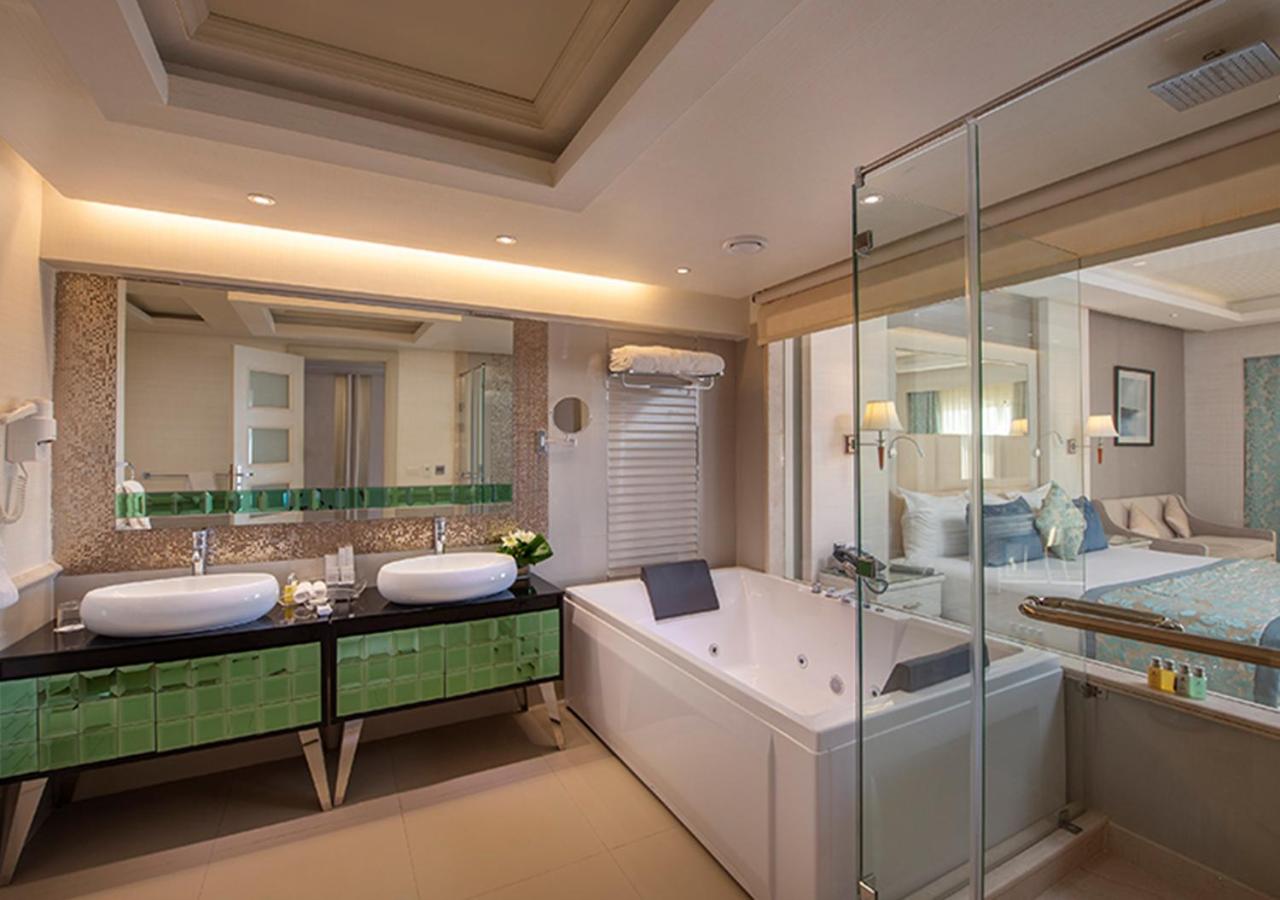 Premium Jacuzzi Suite Sea View and Pool View with VIP Package - Photo 2