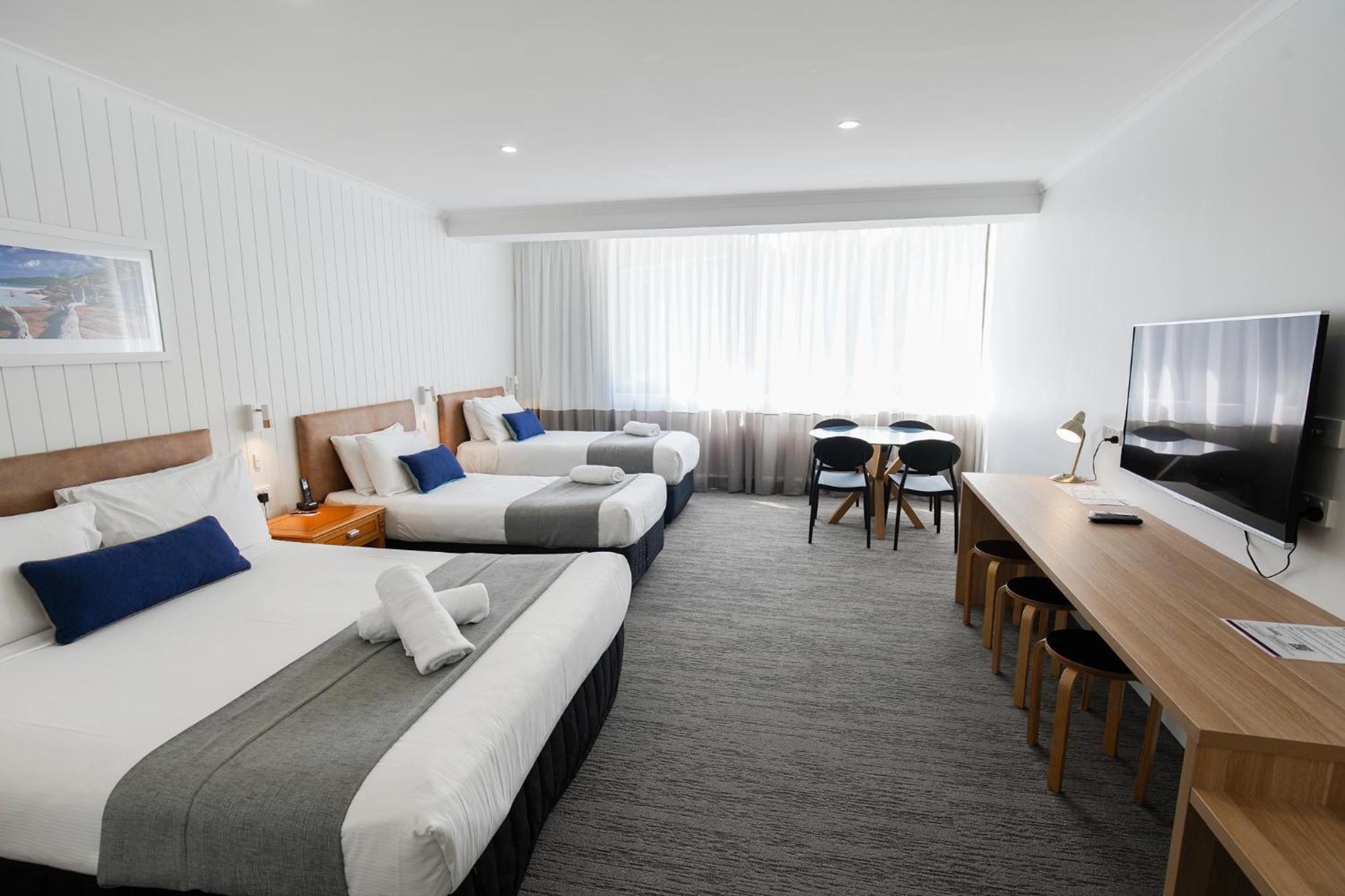 Standard Room with Queen and 2 Single Beds - Photo 3