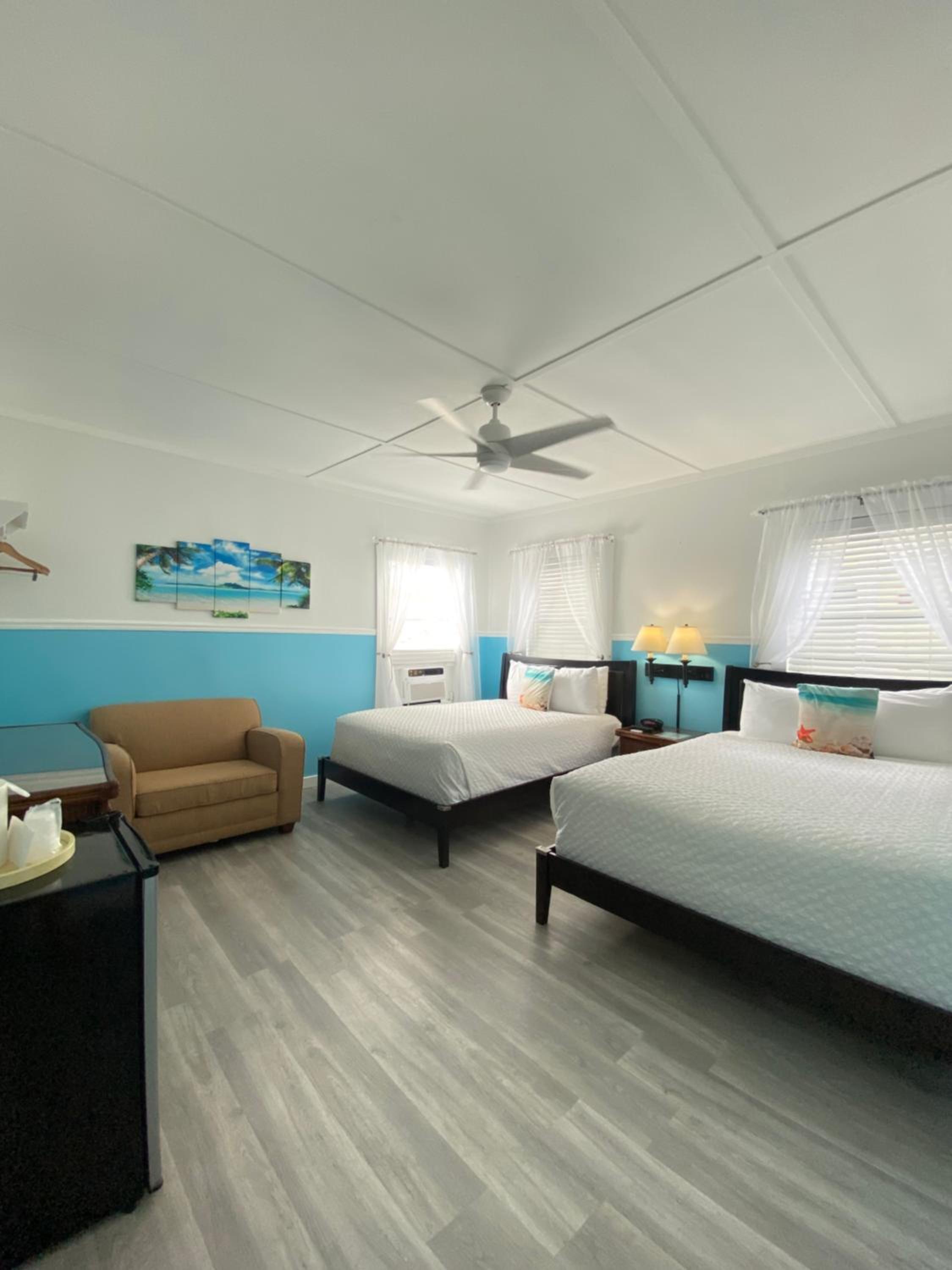 Standard Queen Room with Two Queen Beds - Photo 7