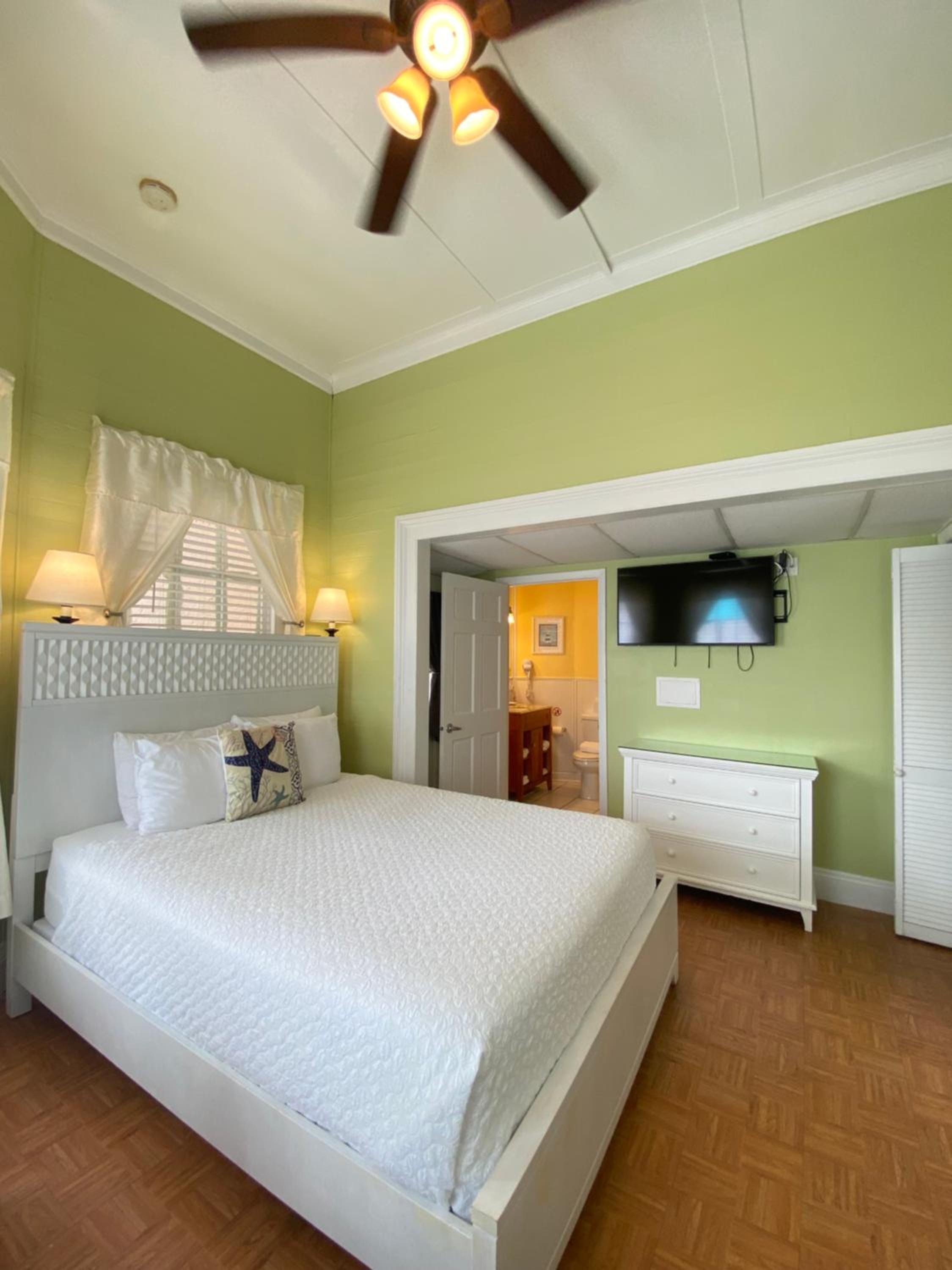 Queen Room - Photo 52