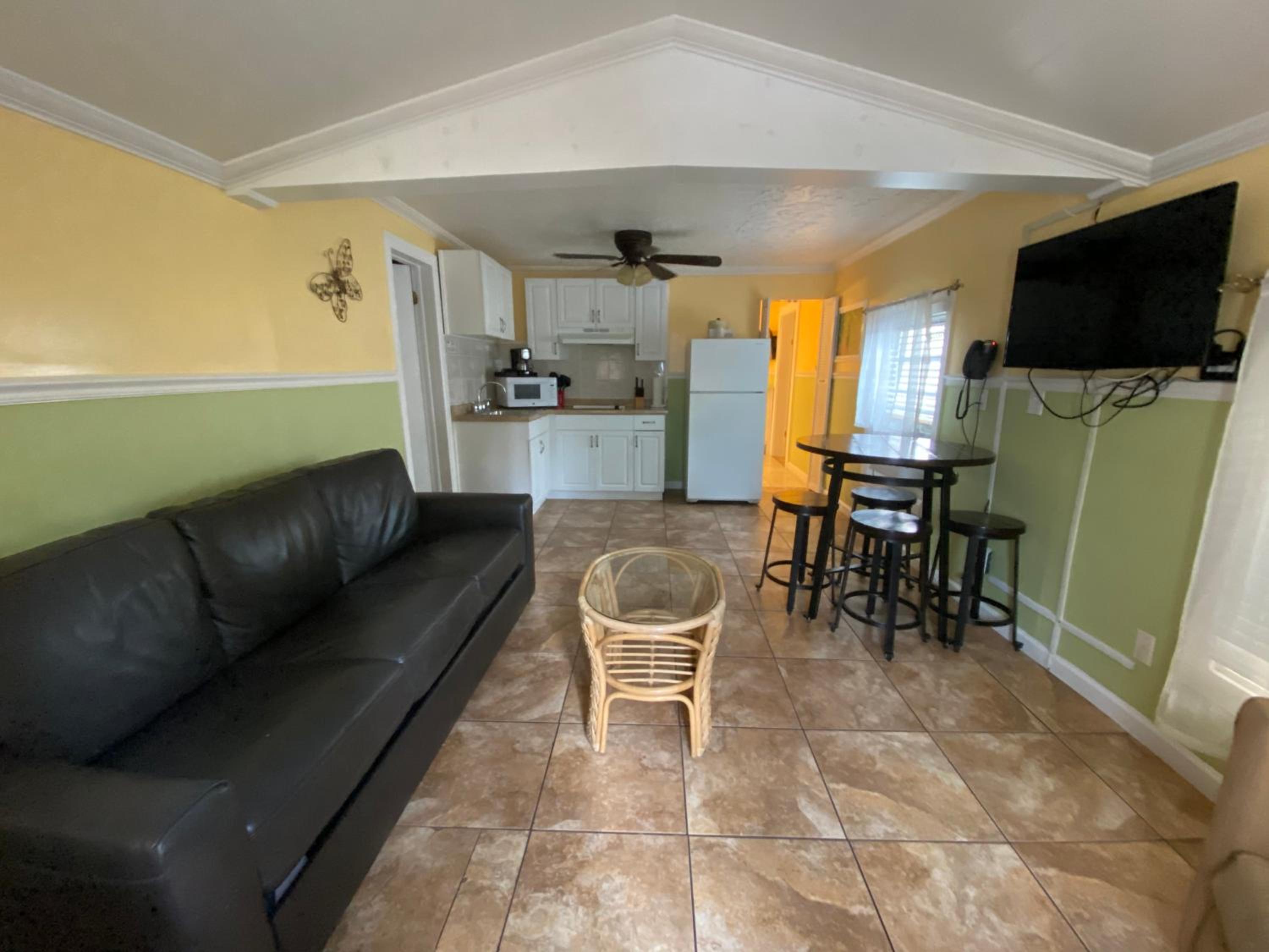 Suite - Photo 11