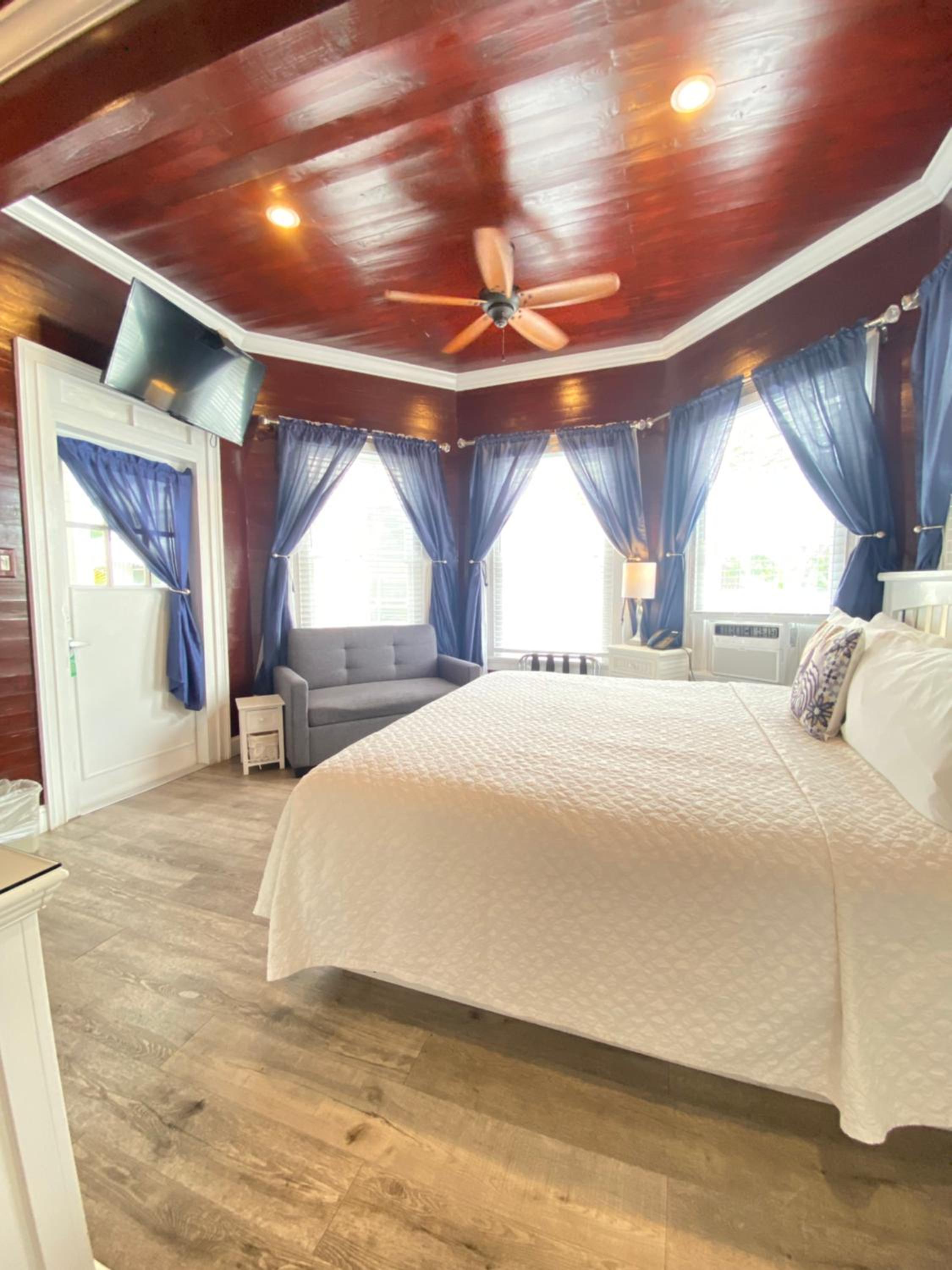 Deluxe King Room - Photo 4