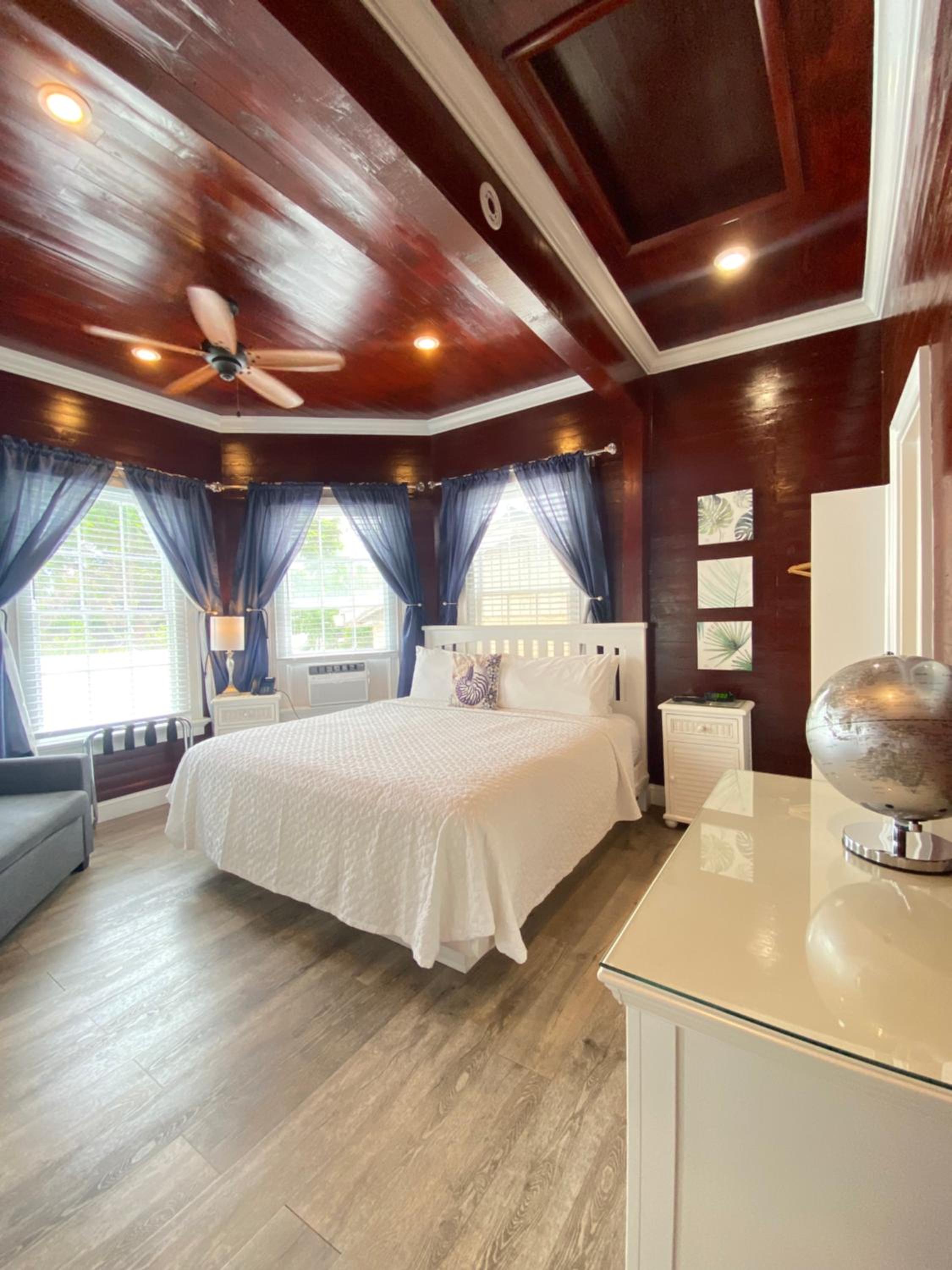 Deluxe King Room - Photo 6