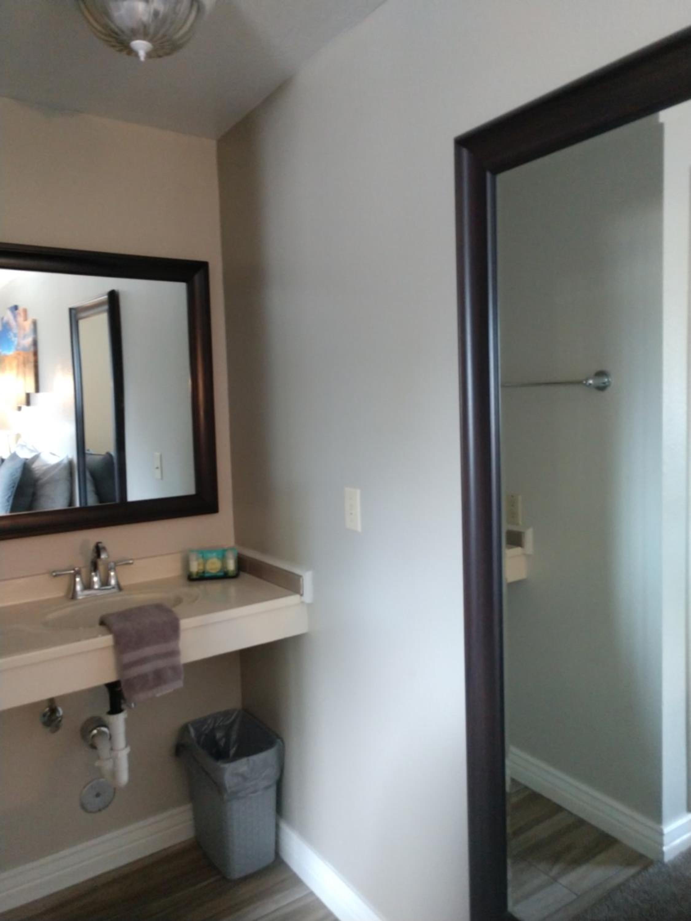 Standard Queen Room with Two Queen Beds photo 3