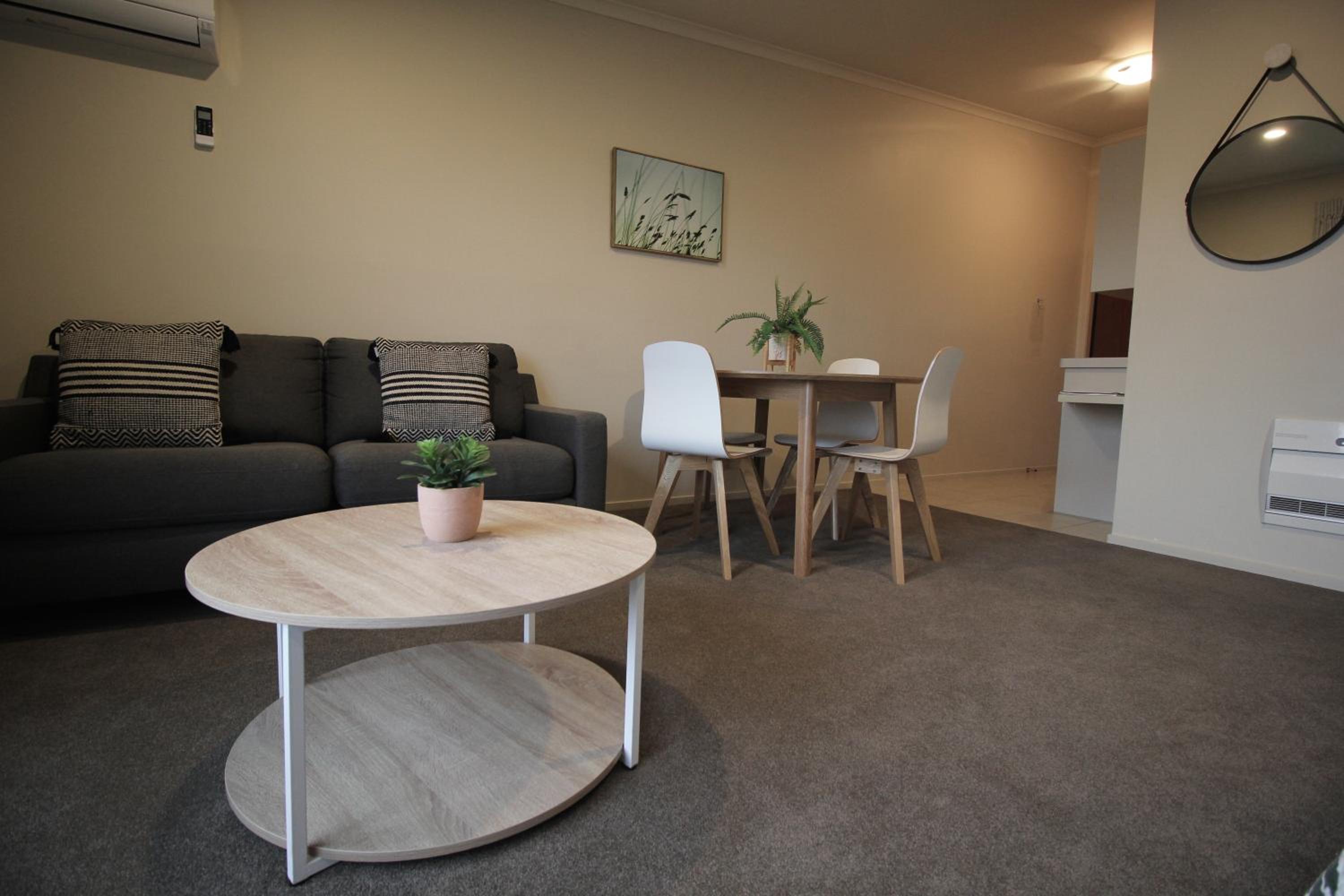 Executive Suite - Photo 8