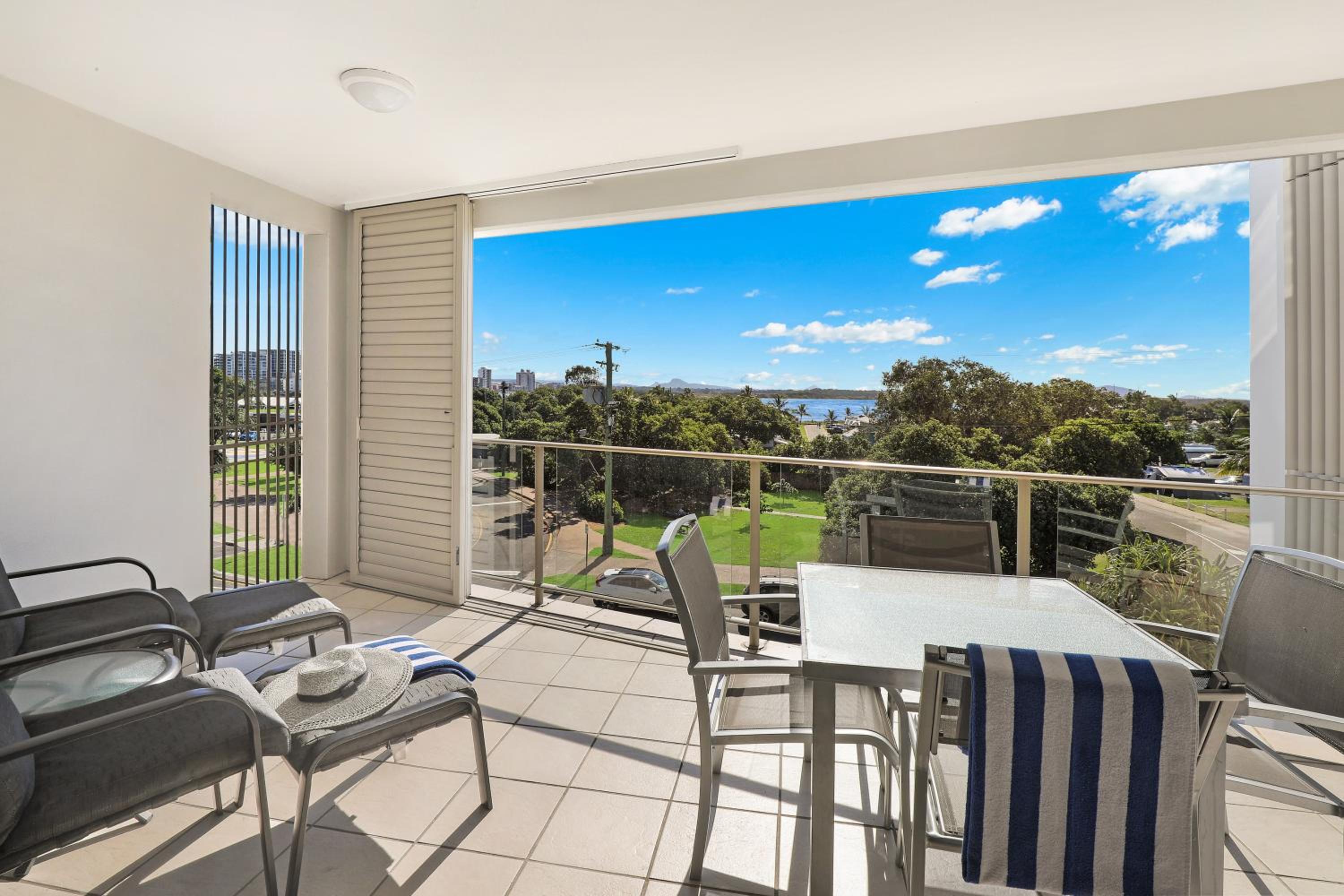 One-Bedroom Superior Apartment with Water View photo 2
