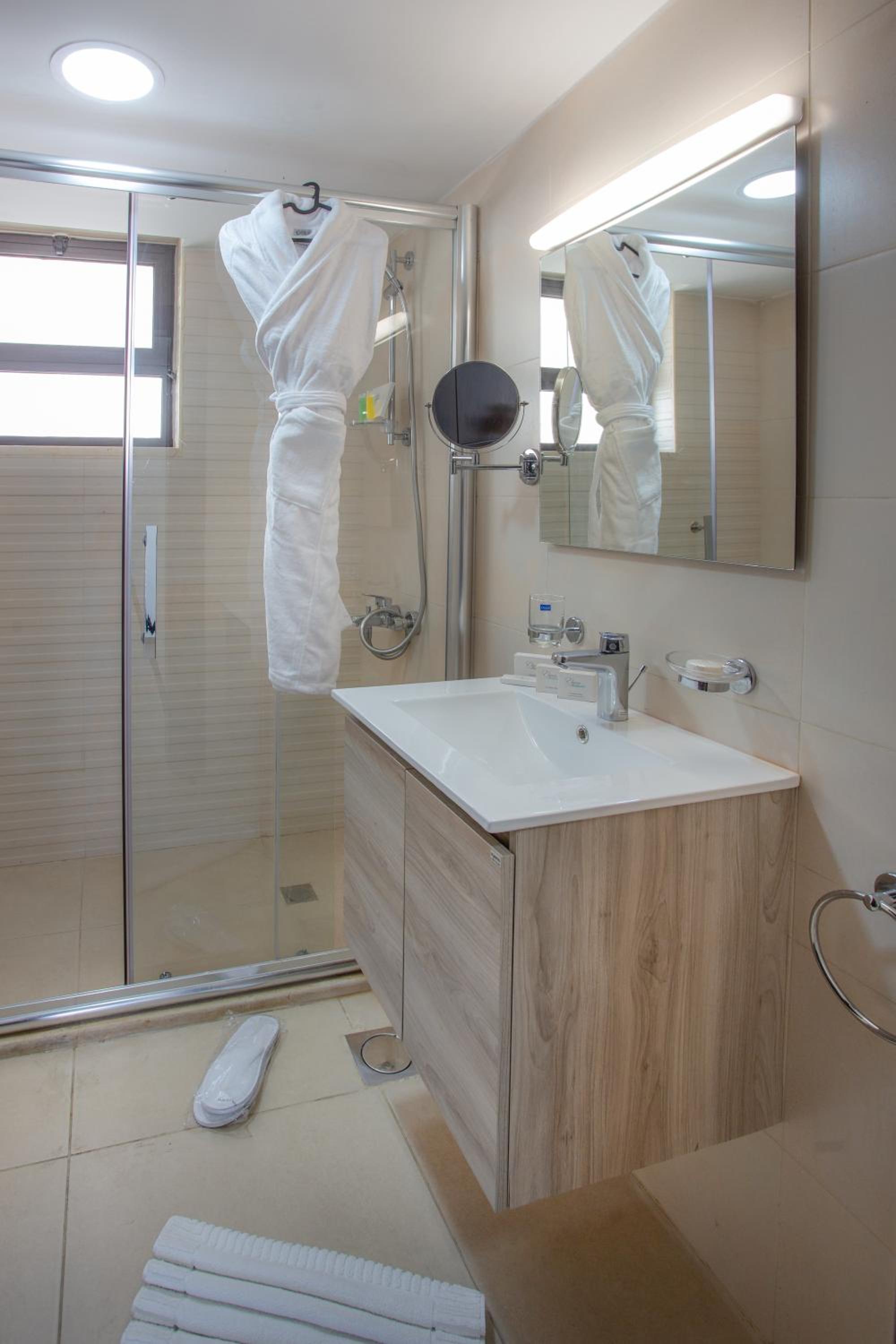 One-Bedroom Suite - Photo 7