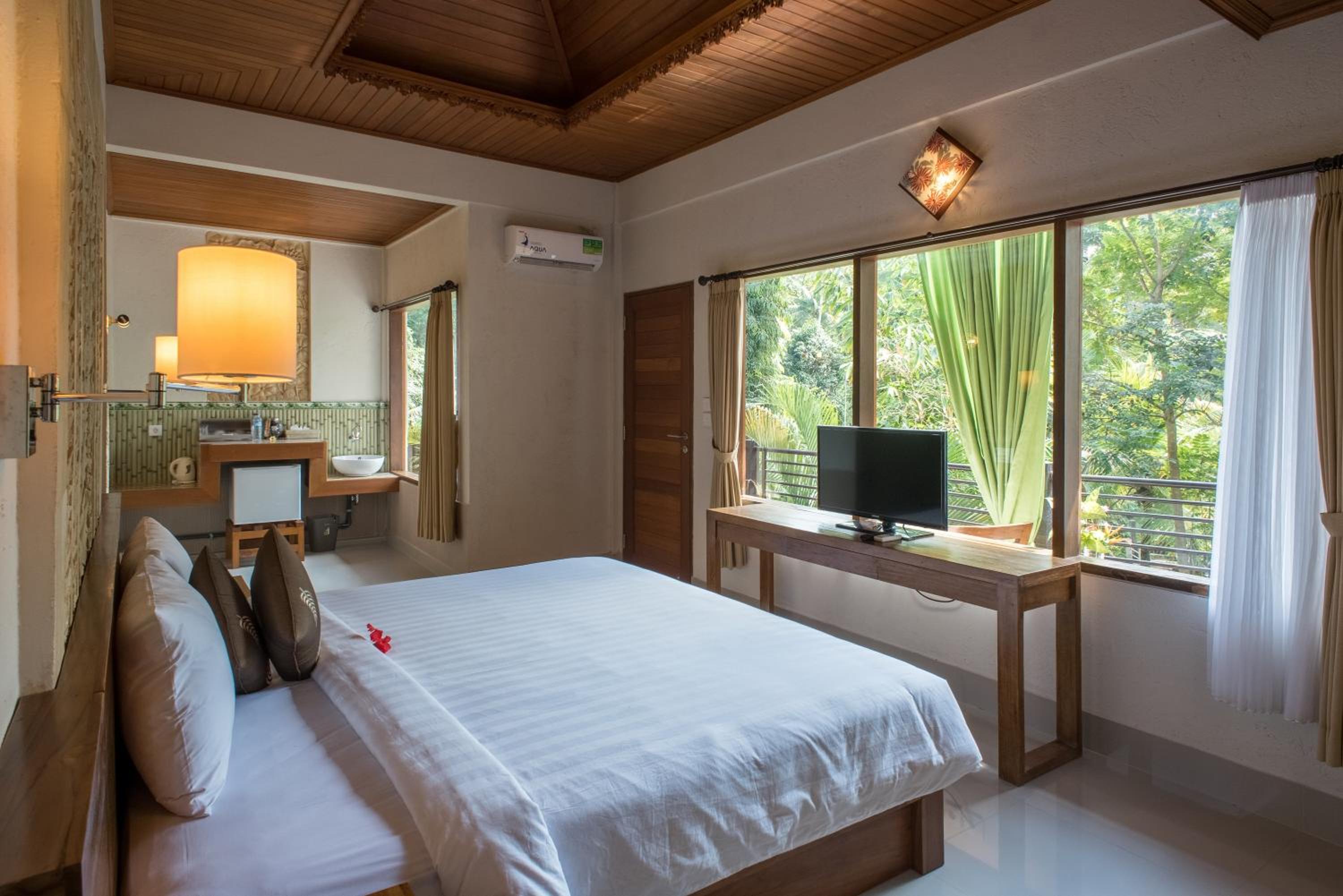Suite with River View - Photo 20