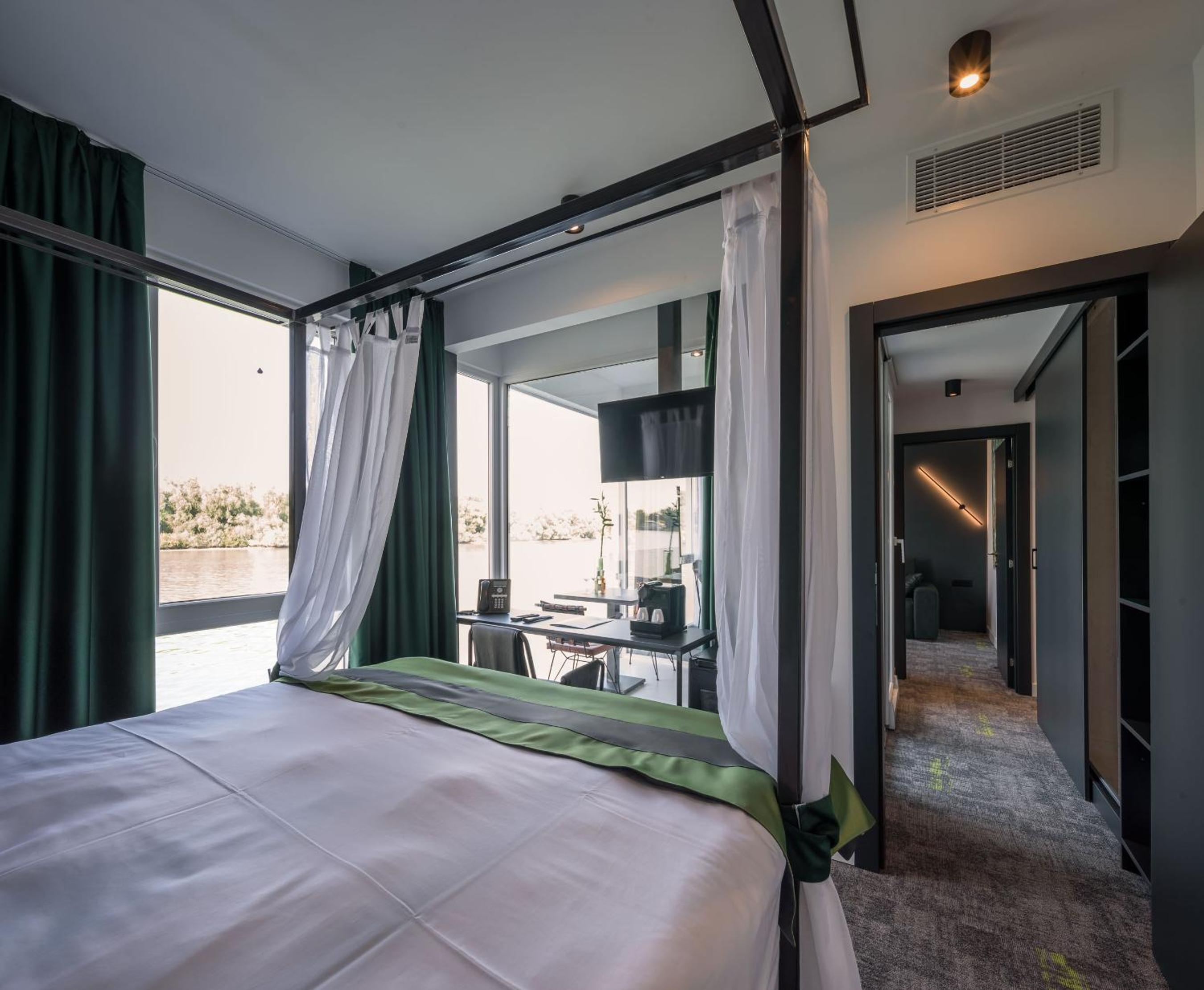 Apartment with Terrace and River View