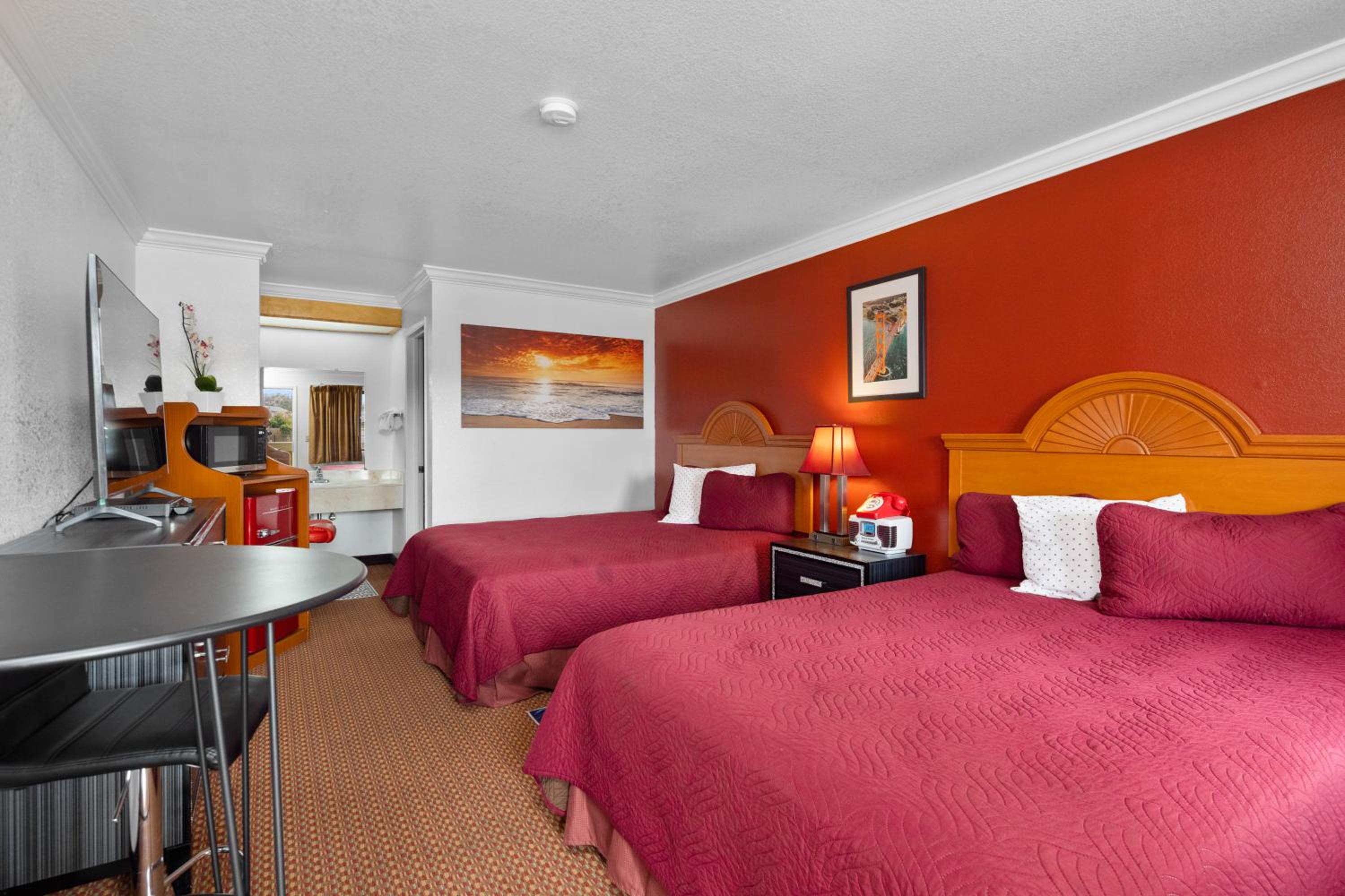 Queen Room with Two Queen Beds - Photo 8