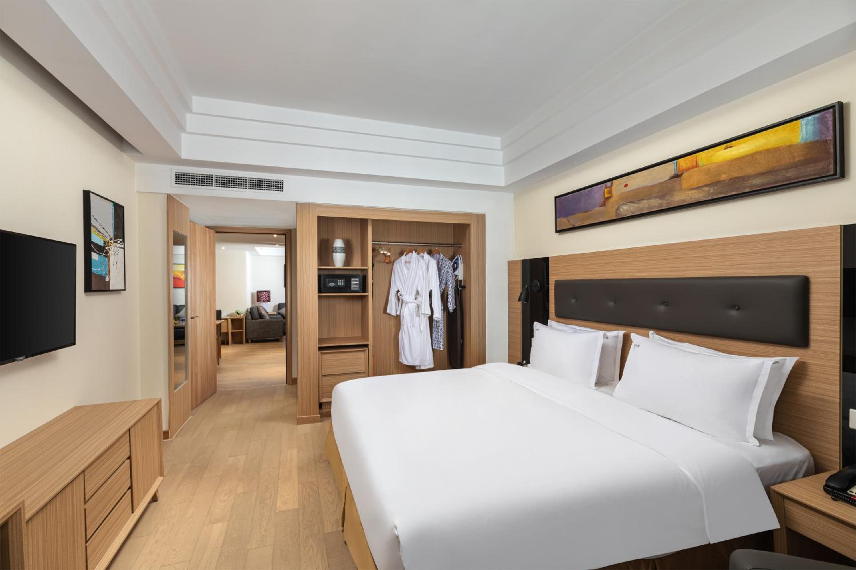 One-Bedroom Suite thumbnail 5