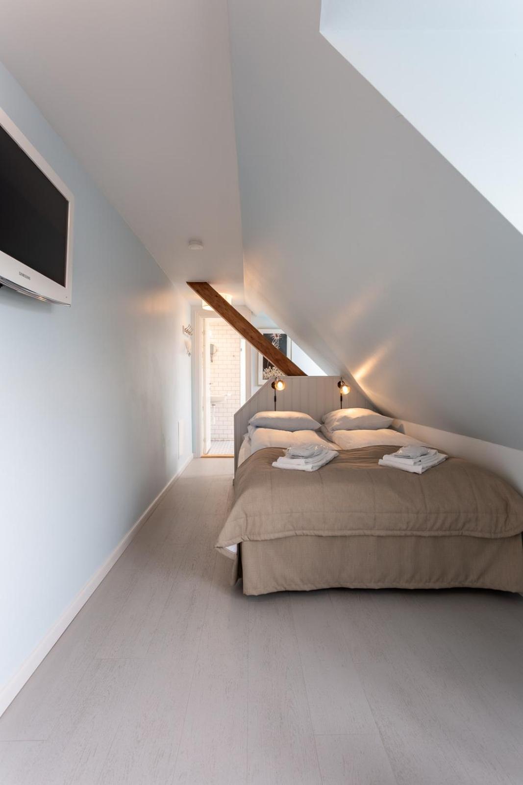 Double or Twin Room - Photo 9