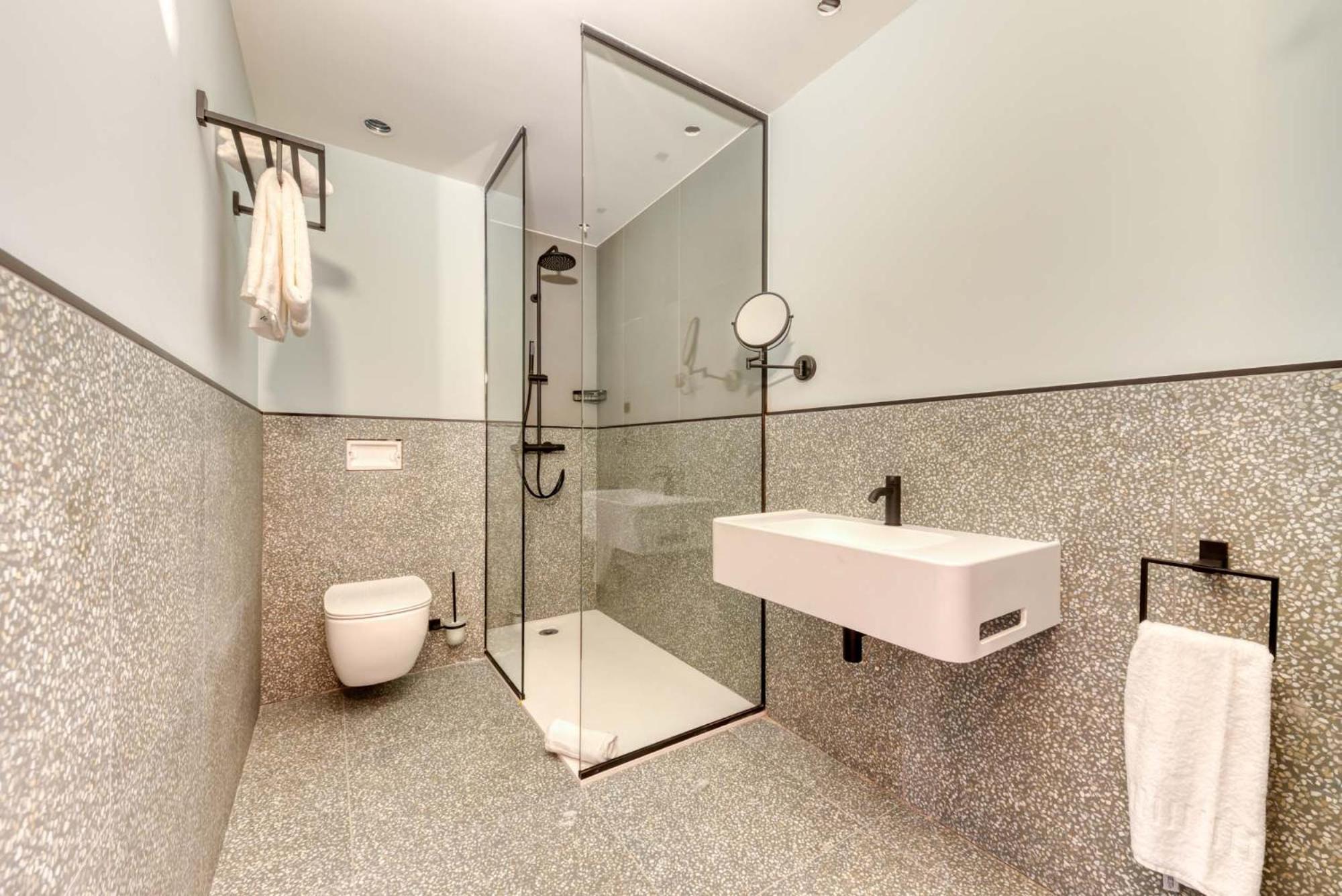 Large Double Room - Photo 4