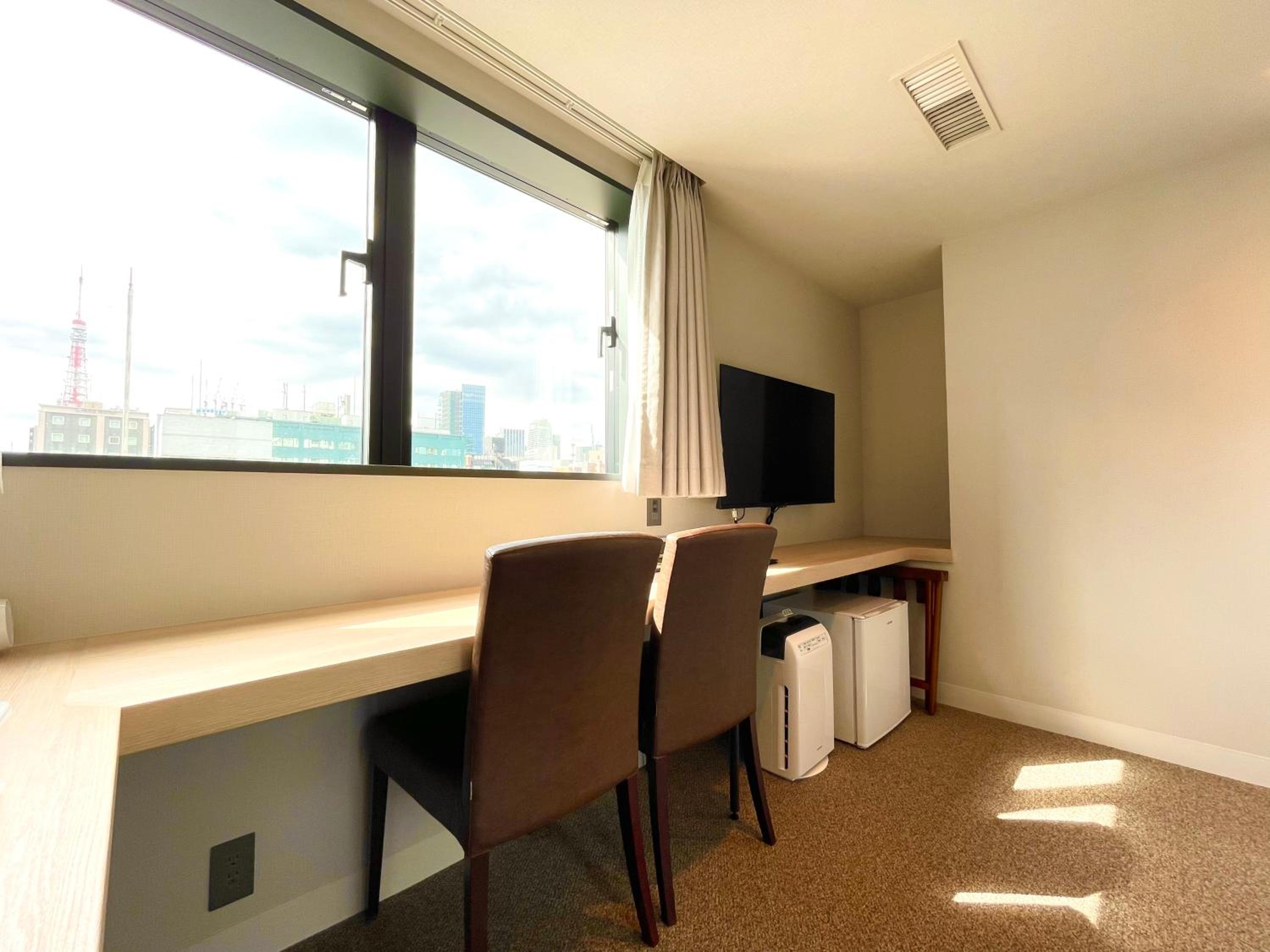 Large Twin Room - Non-Smoking