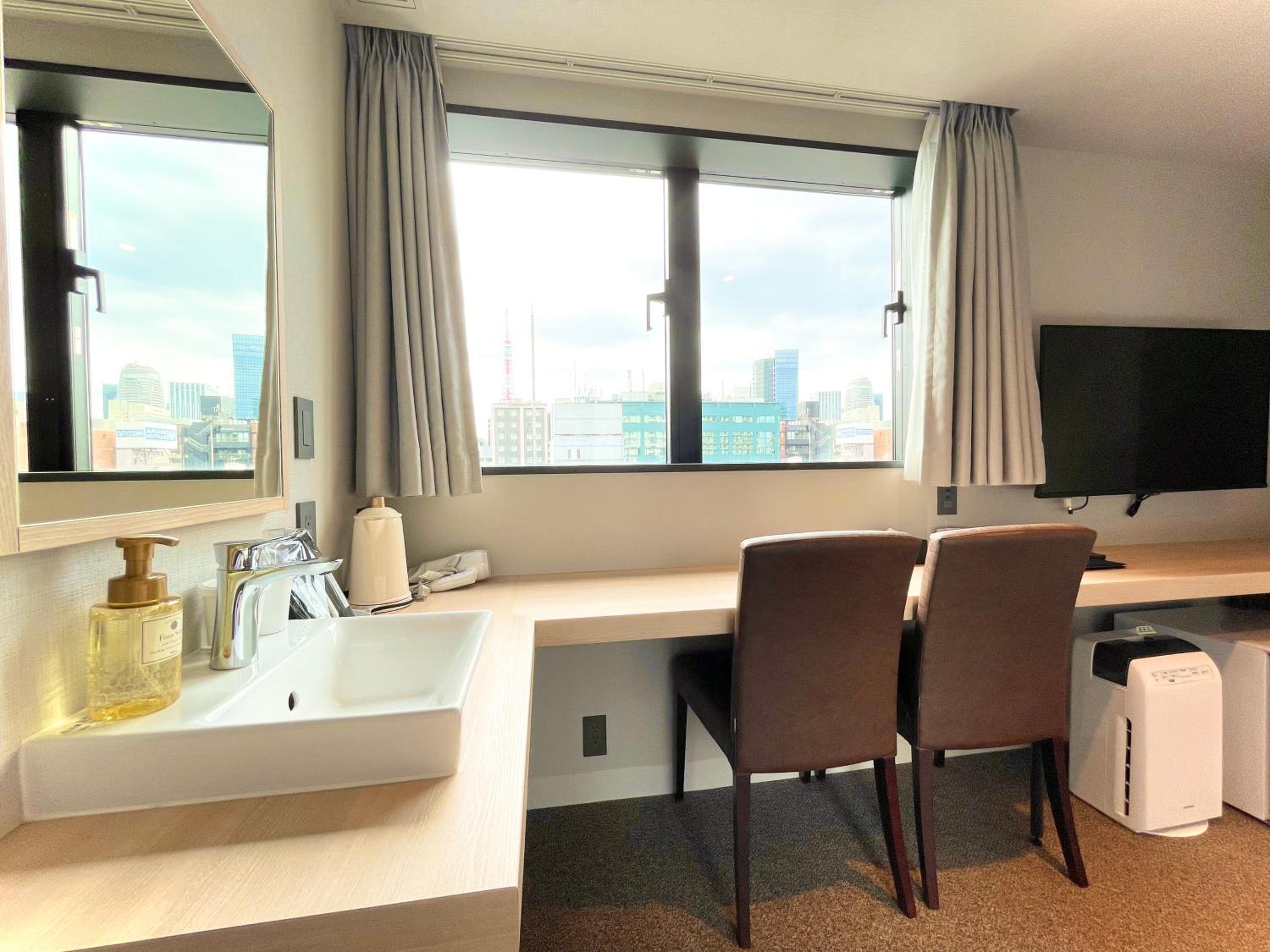 Large Twin Room - Non-Smoking - No Cleaning photo 2