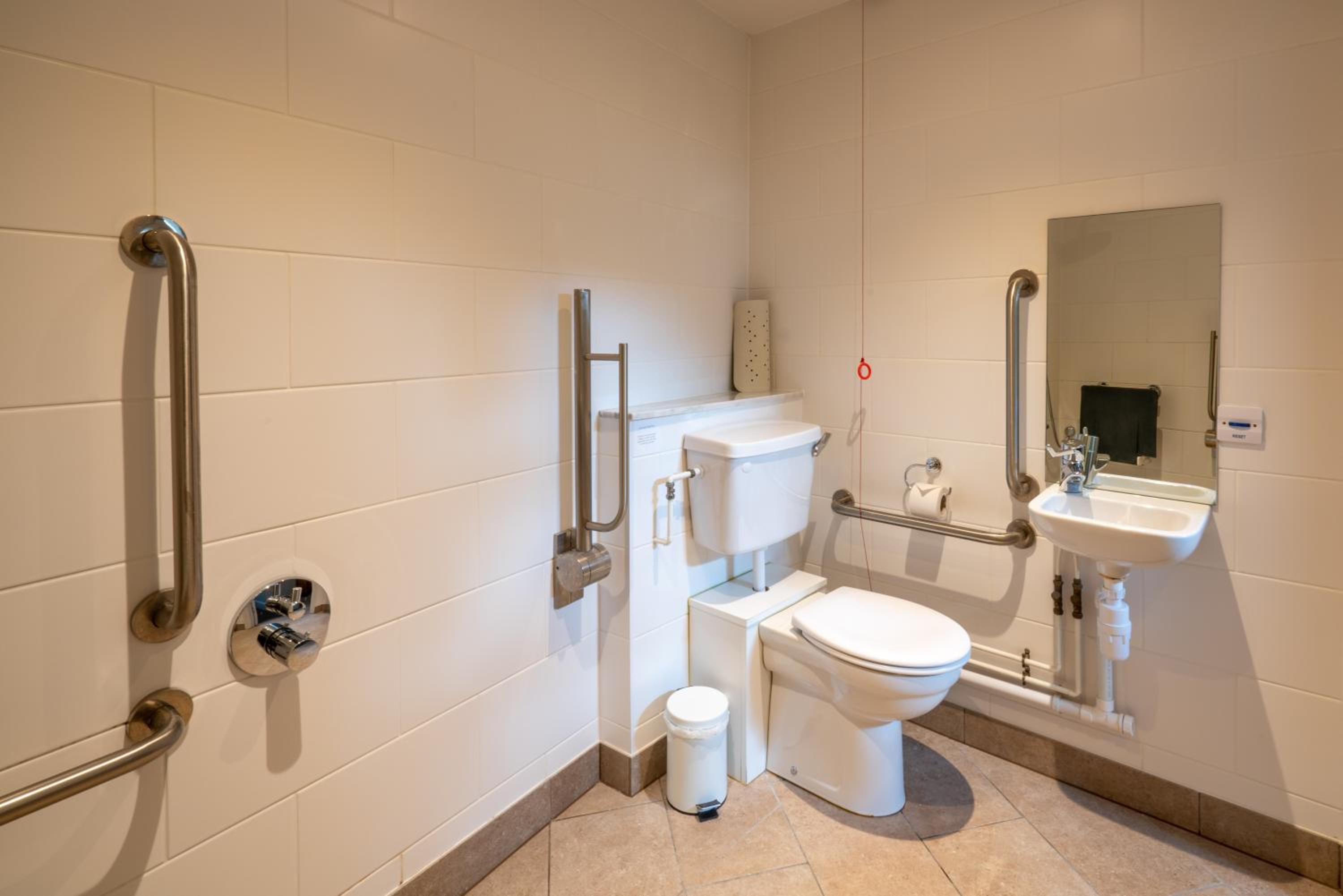 Queen Room - Disability Access photo 2