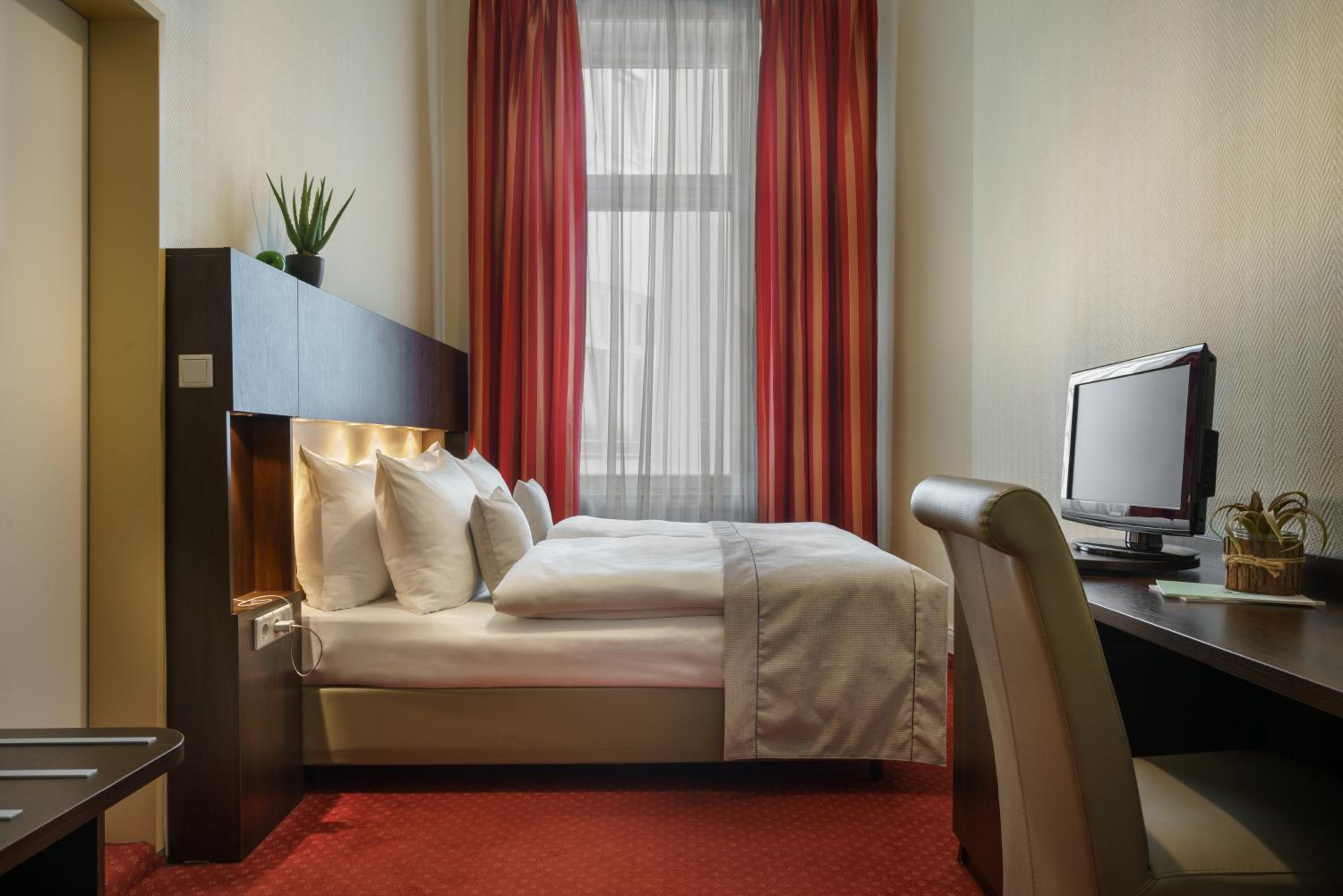 Standard Double Or Twin Room - Photo 4