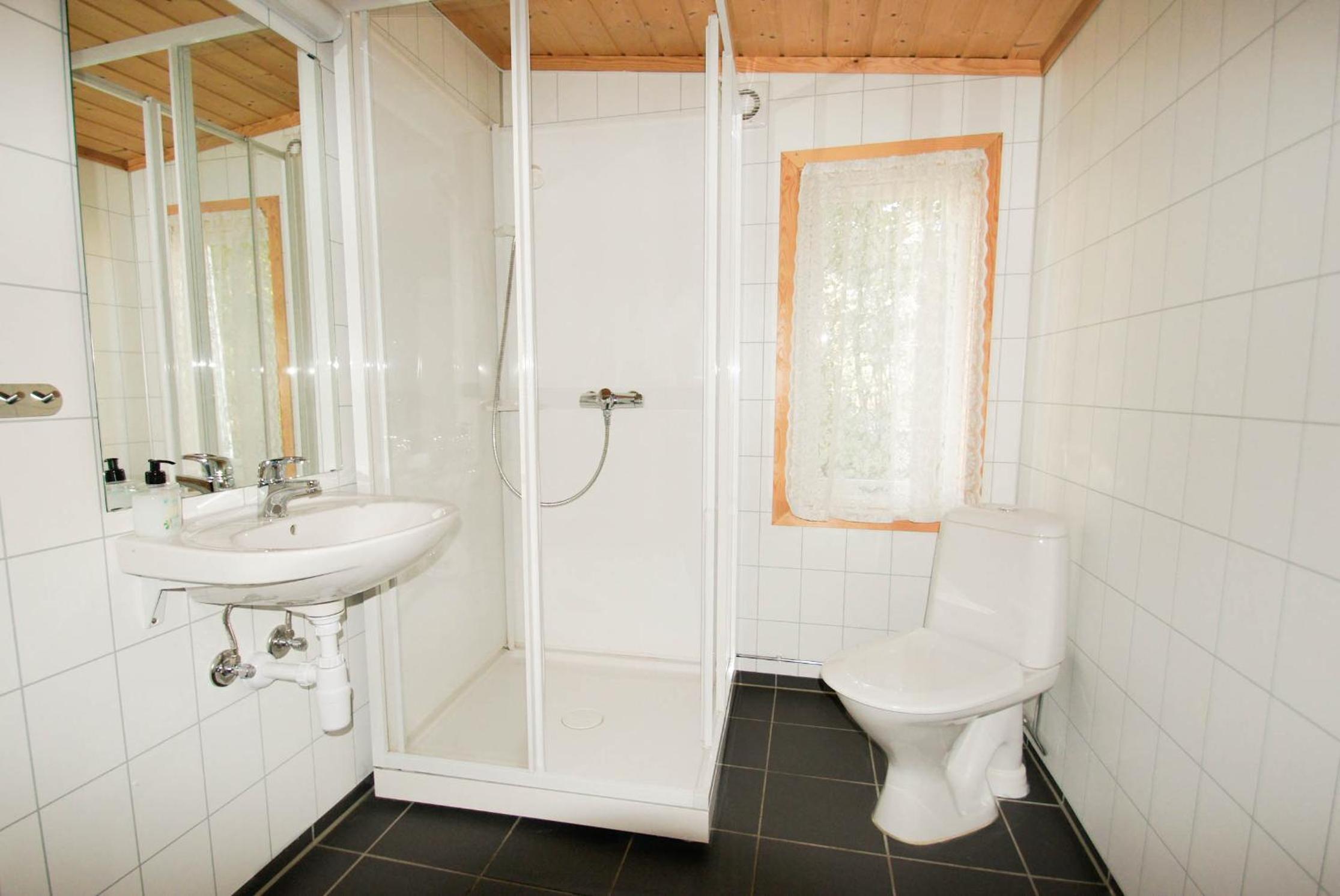 Three-Bedroom Cottage - Photo 4
